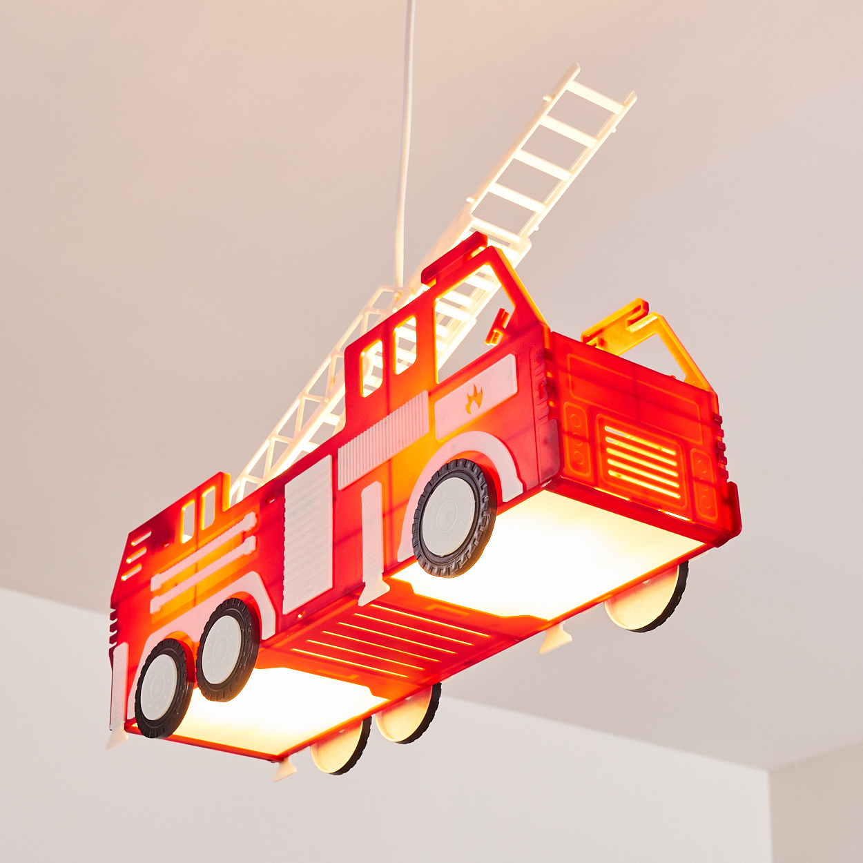 Eine rote Feuerwehrauto-Lampe mit ausziehbarer Leiter hängt von der Decke.