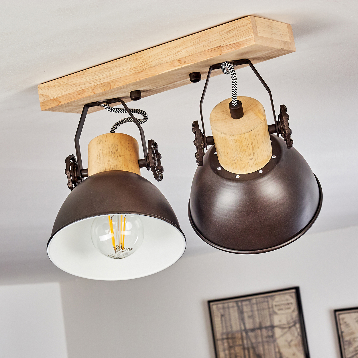 Deckenleuchte mit Holz und dunklen Metallschirmen.
