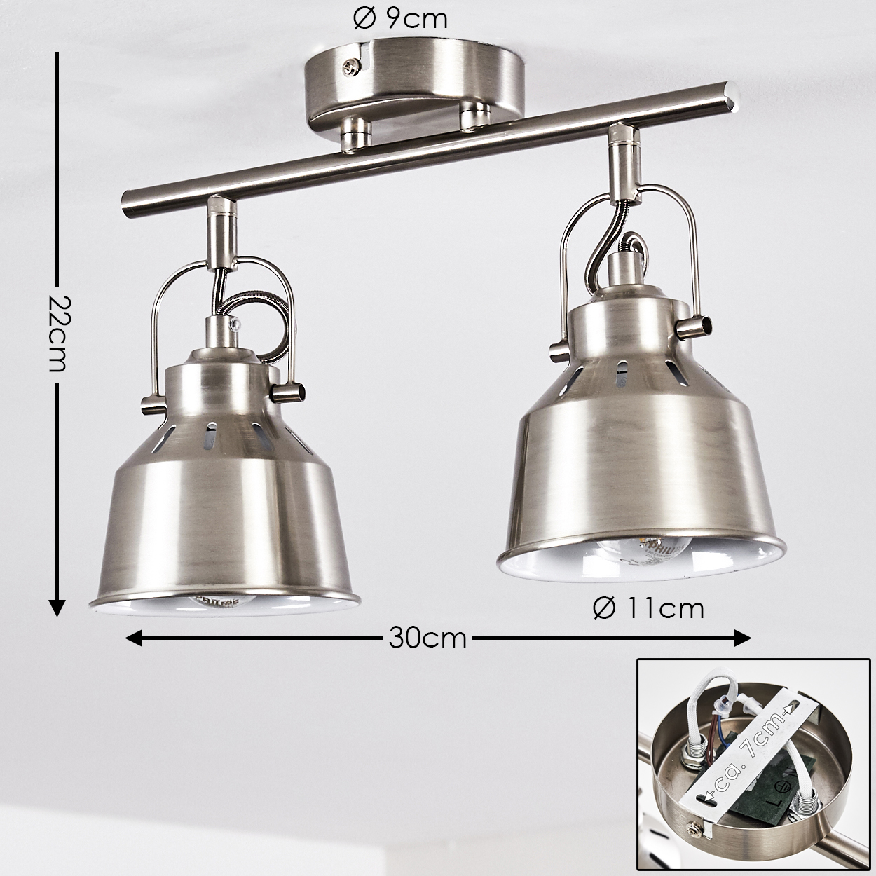 Zwei silberne Deckenleuchten mit verstellbaren Lampenschirmen an einer Stange.