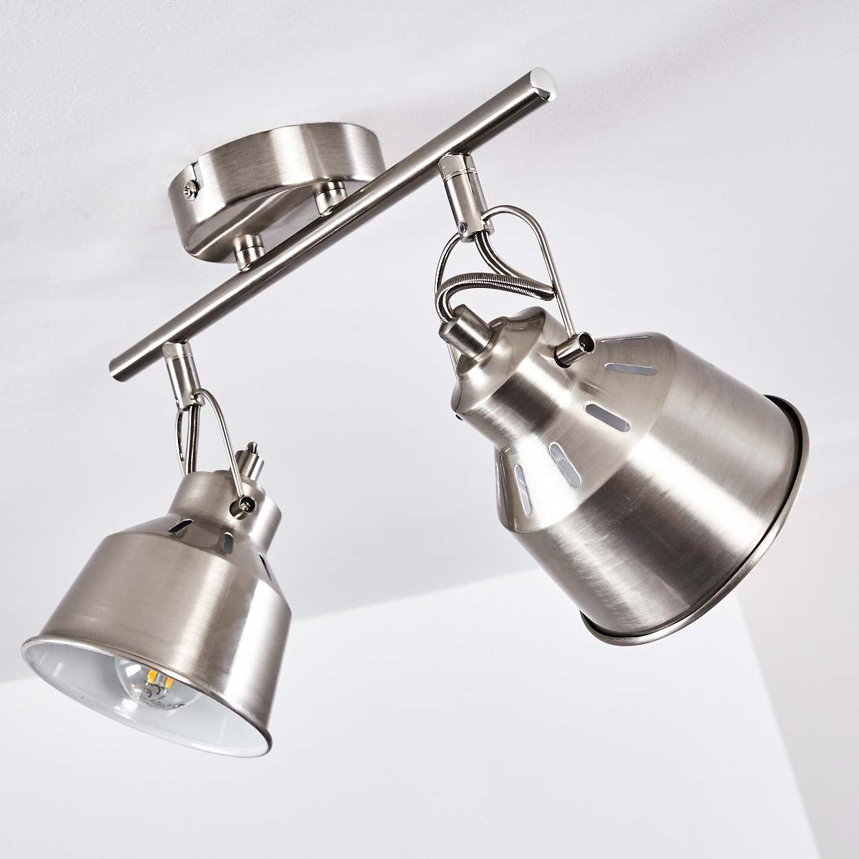 Eine Deckenleuchte aus gebürstetem Nickel mit zwei verstellbaren Strahlern.