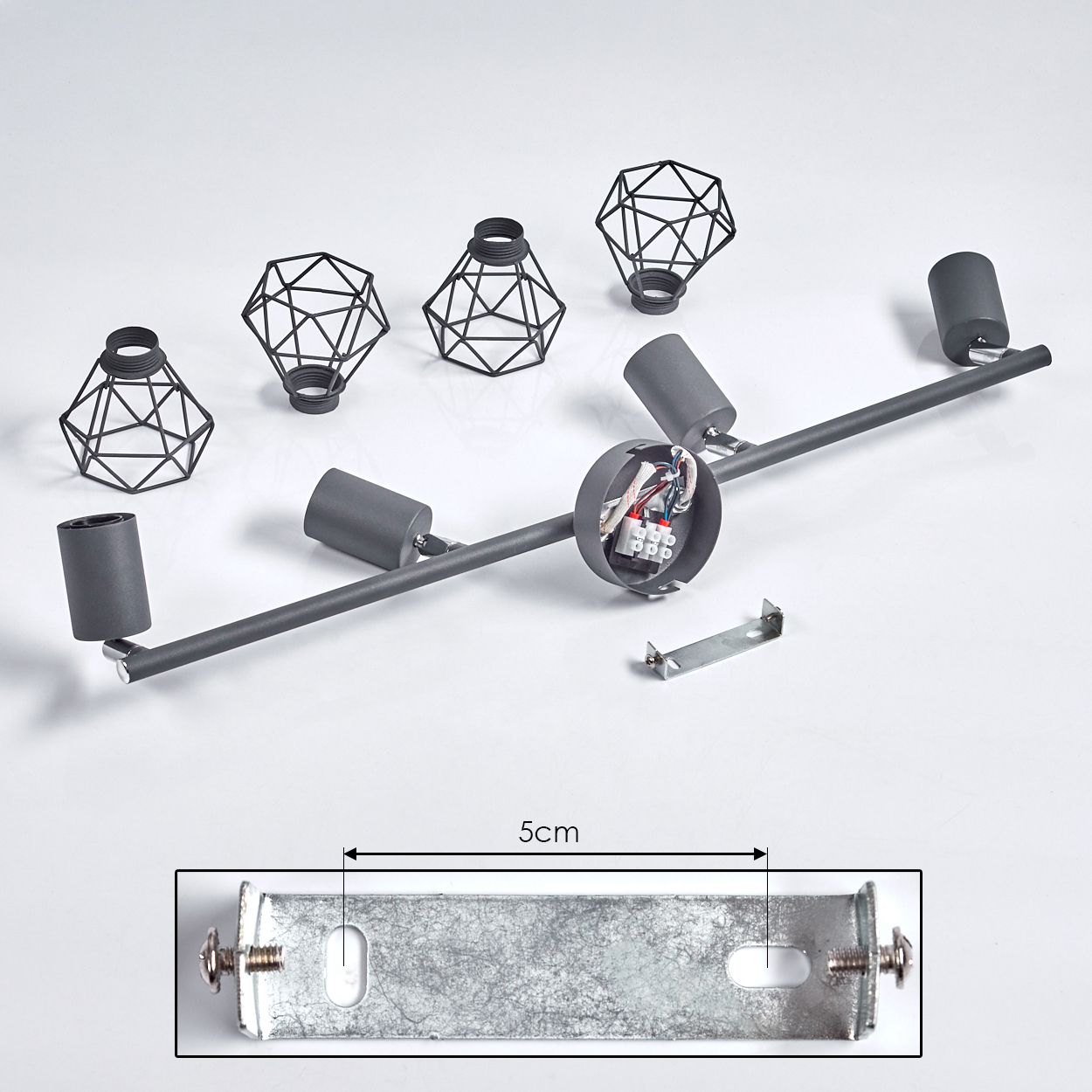 Graue Lampe mit drei Lichtern, Drahtkäfigen und Montagezubehör.