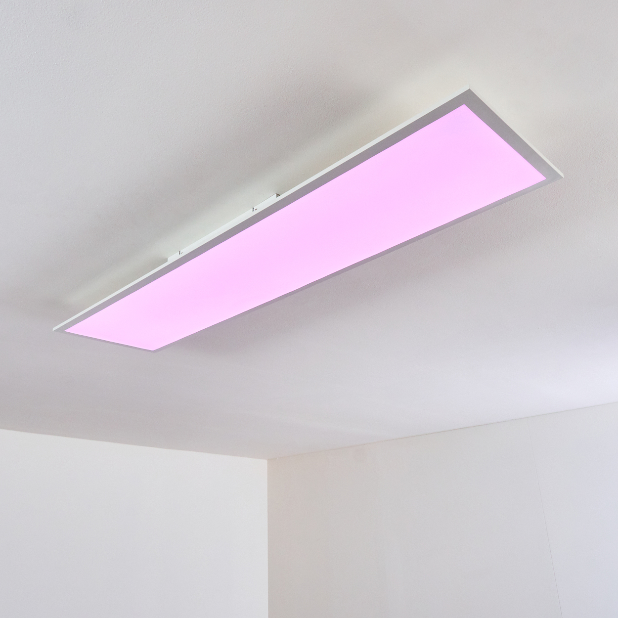 Ein rechteckiges Deckenlicht mit rosa Beleuchtung.