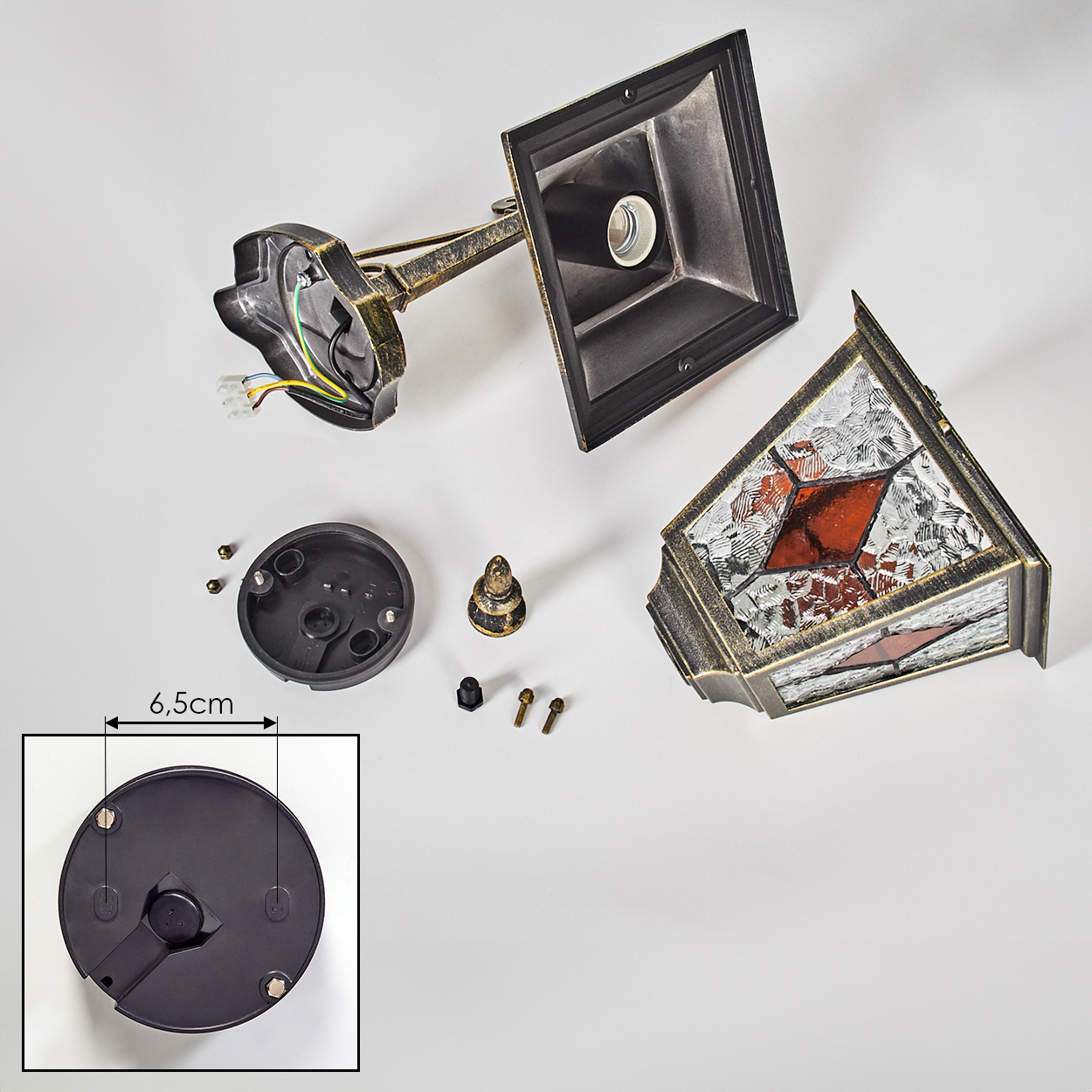 Zerlegte Wandleuchte mit Glas, Metallteilen und Kabeln.