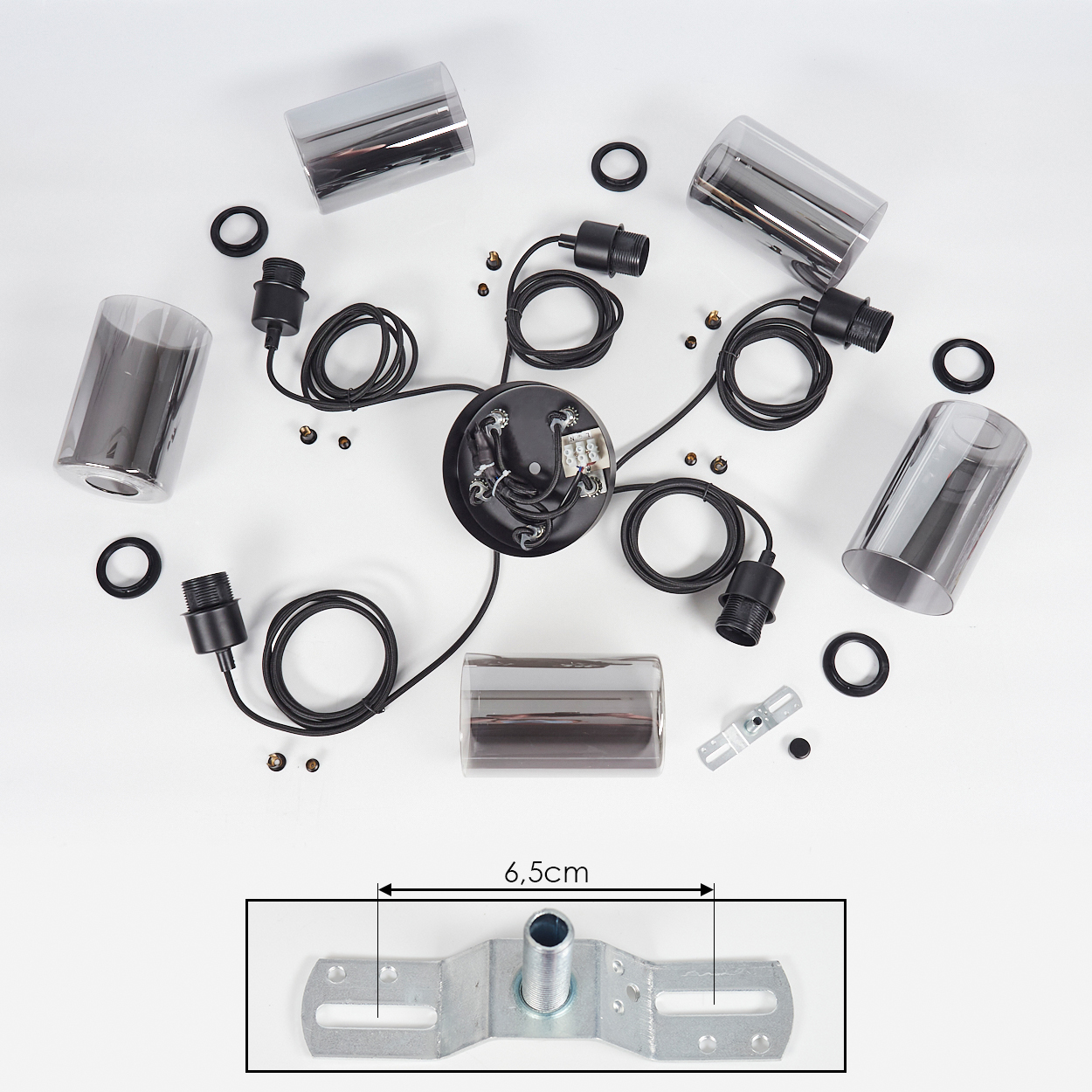 Lampenbauteile: Schirmzylinder, Fassungen, Kabel, Deckenbaldachin und Montagehalterung.