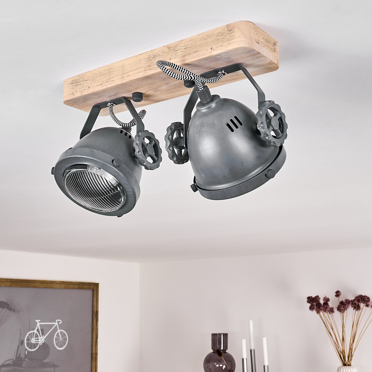 Zwei graue Lampenschirme mit Holzmontage und schwarz-weißen Kabeln.
