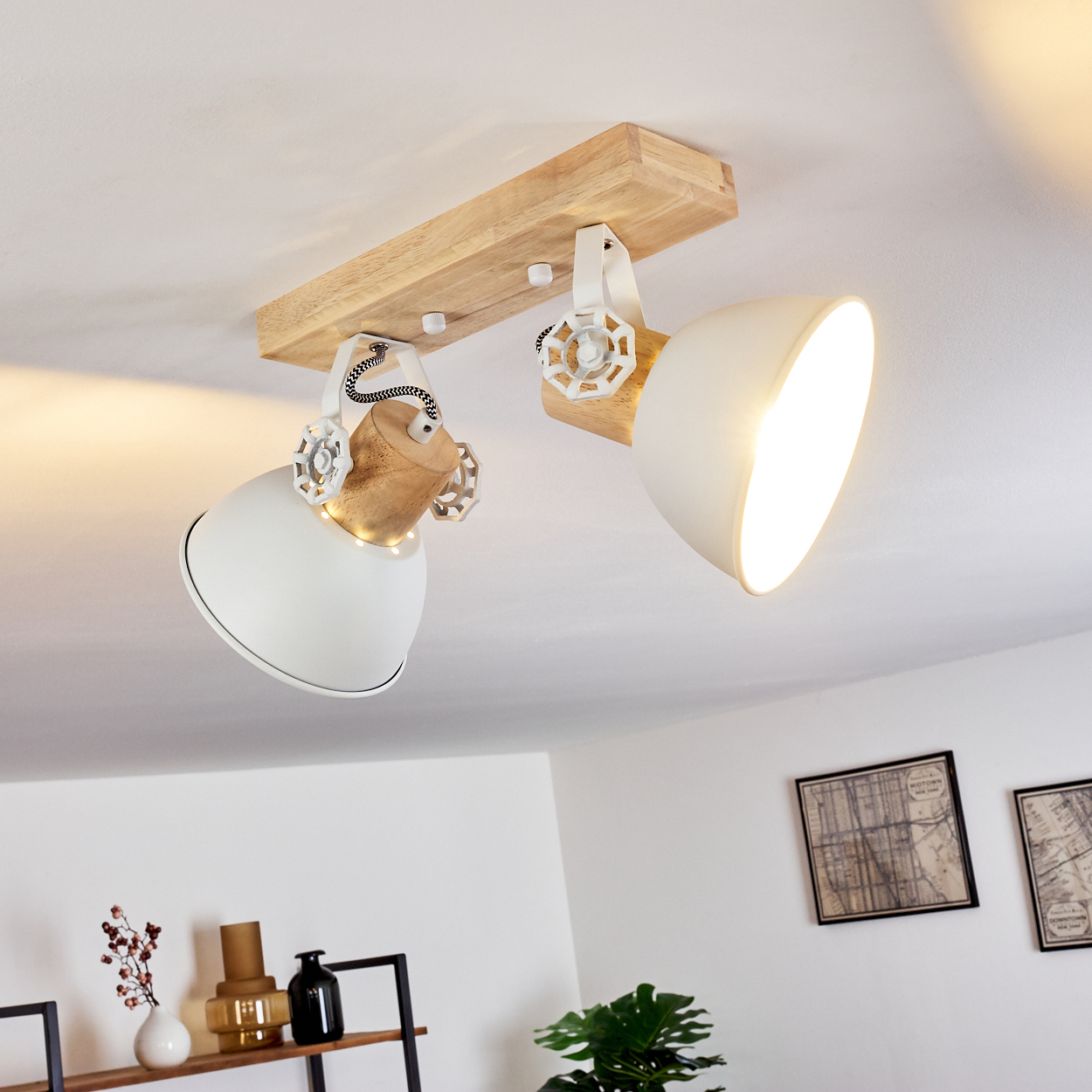 Deckenleuchte mit Holzsockel und zwei weißen Schirmen.