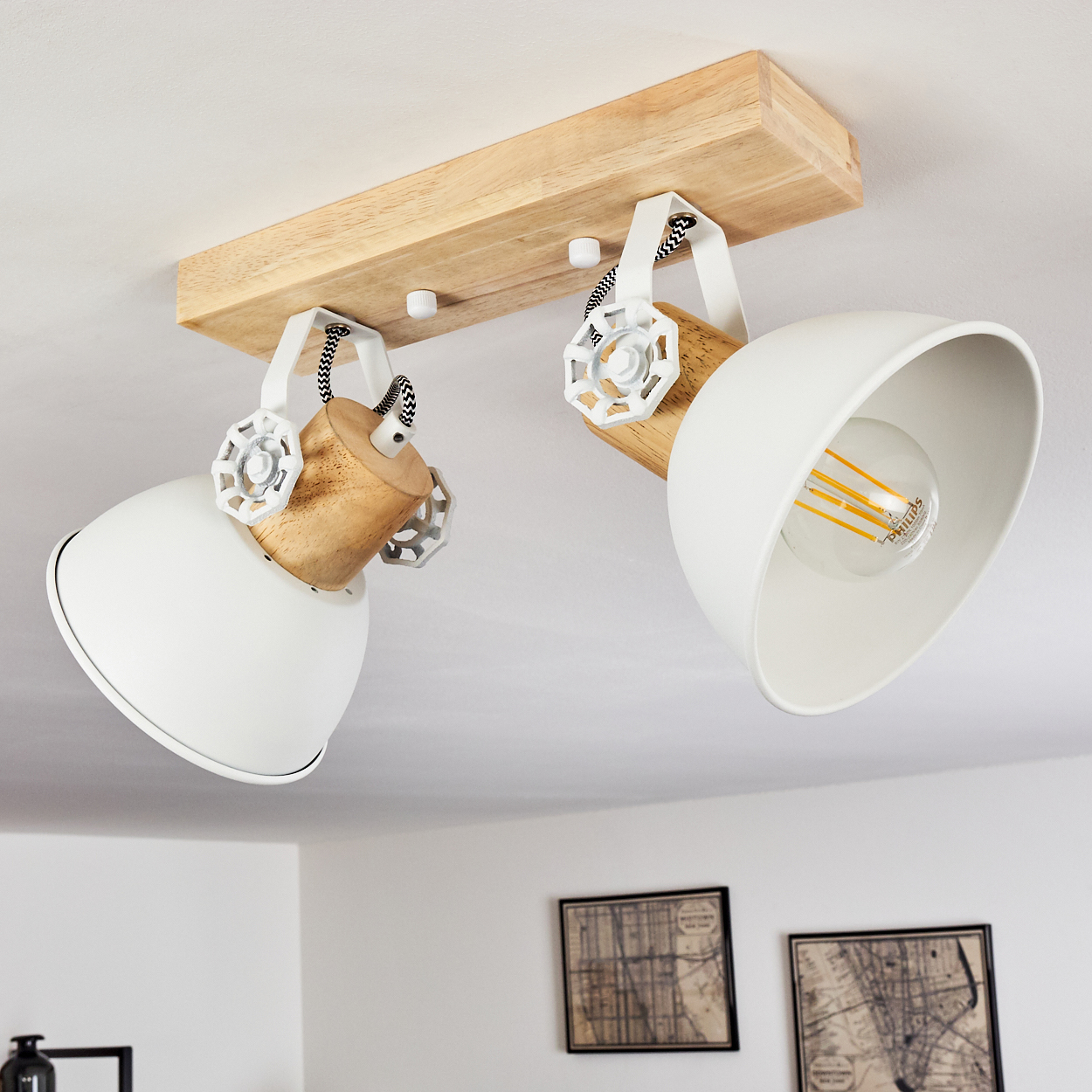 Deckenleuchte mit Holzsockel und zwei weißen Lampenschirmen.