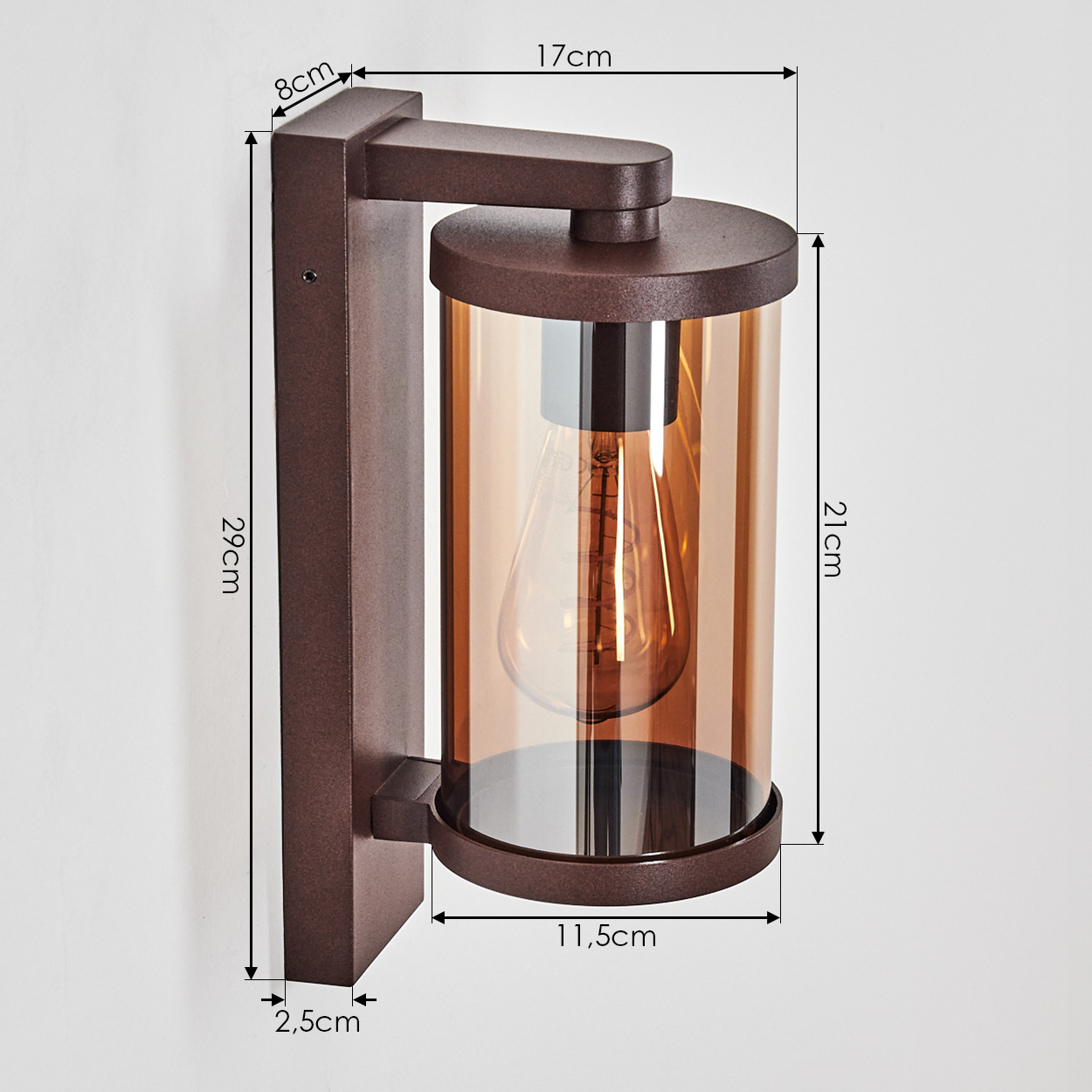 Eine braune Wandleuchte mit bernsteinfarbenem Glaszylinder und sichtbarer Glühbirne.