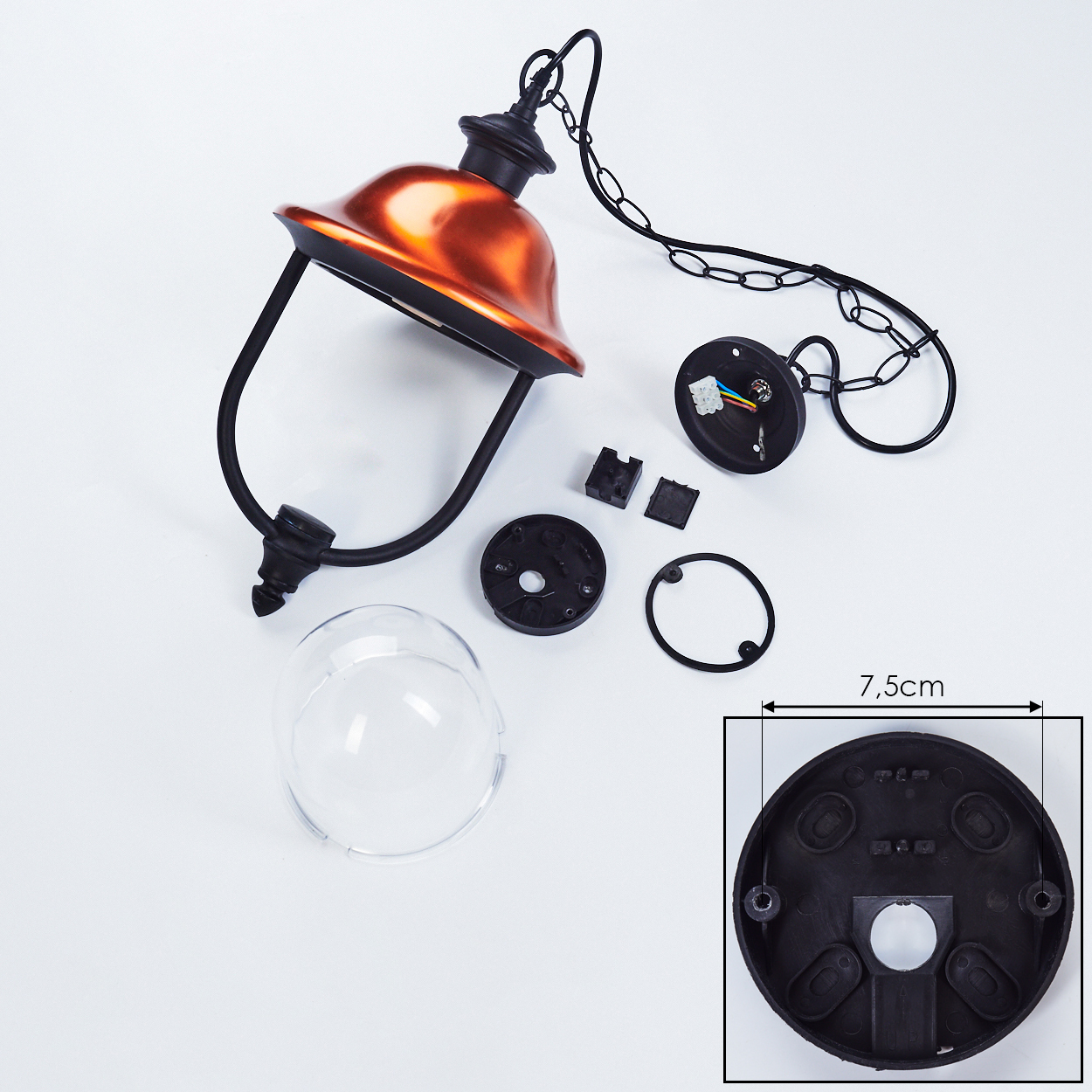 Eine orangefarbene Lampe, zerlegt, mit Kette und Glaskuppel.