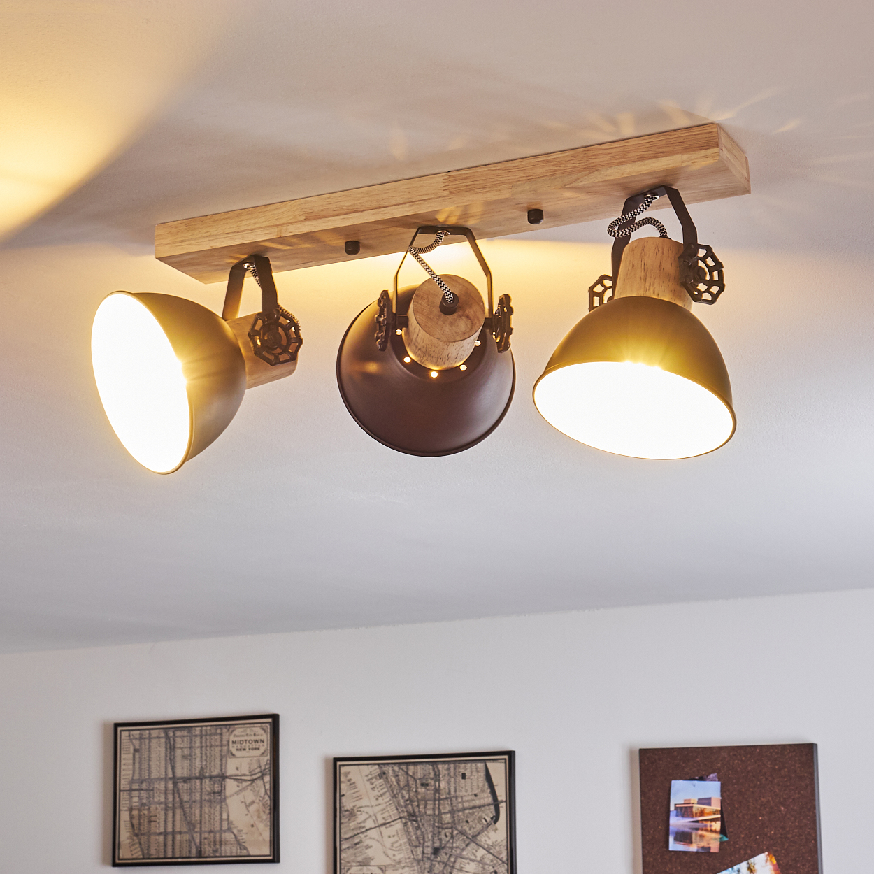 Holzdeckenleuchte mit drei Lampenschirmen in Messing und Braun, im Industrie-Look.