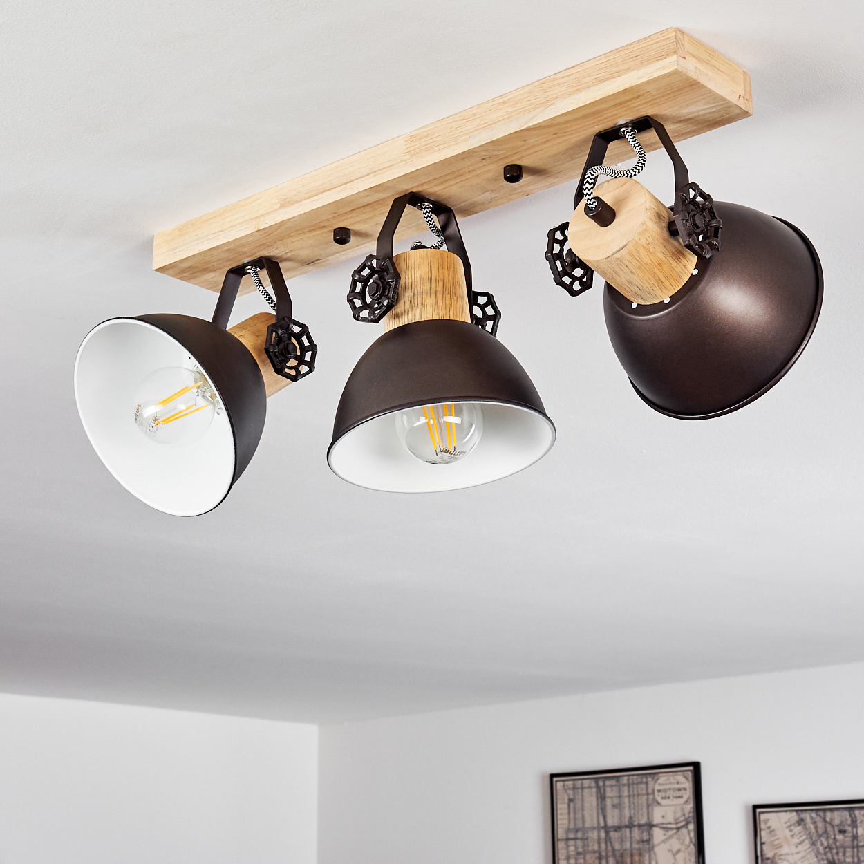Deckenleuchte mit Holzsockel und drei braunen Lampenschirmen mit Glühbirnen.