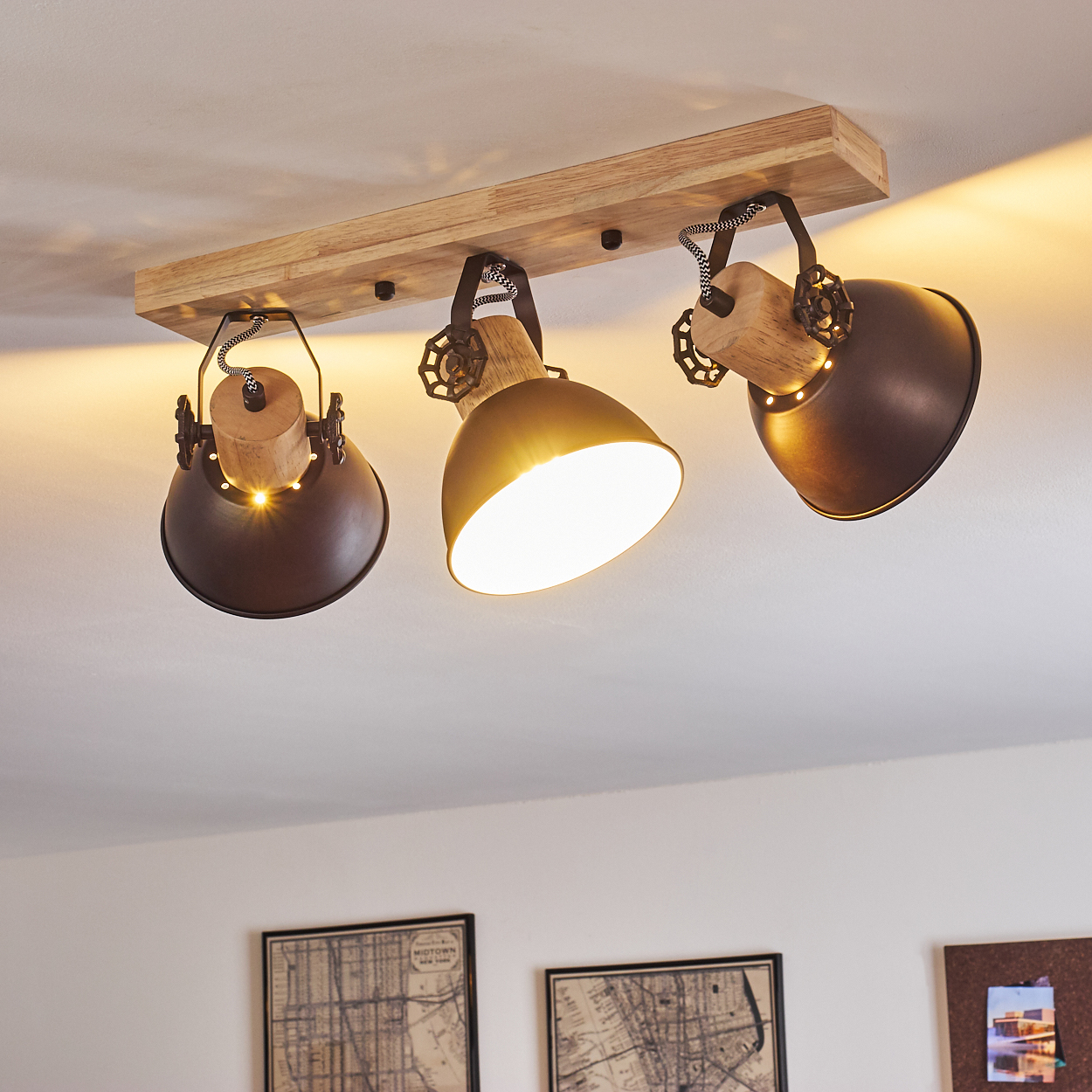 Deckenleuchte mit Holzbalken und drei verstellbaren braunen Lampenschirmen.