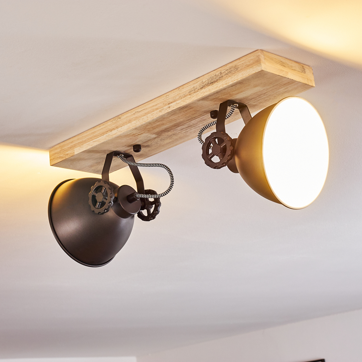 Deckenleuchte mit Holzsockel und zwei verstellbaren Lampenschirmen in Dunkelbraun und Messing.