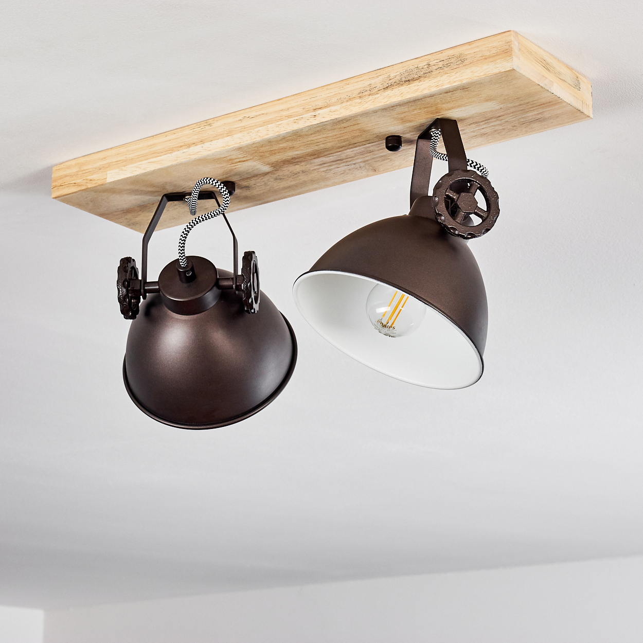 Zwei braune Lampenschirme mit Holzplatte und sichtbarem Leuchtmittel.