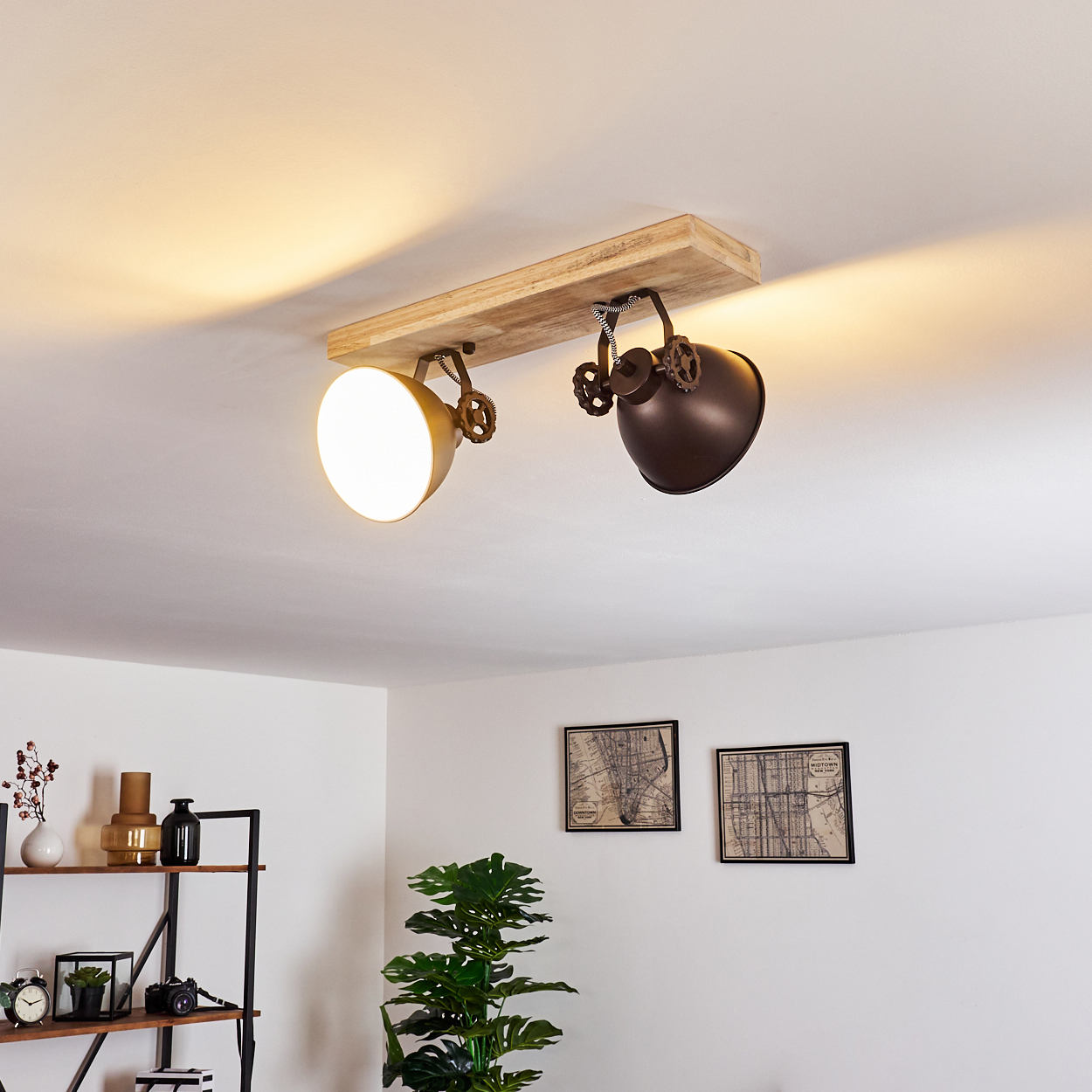 Deckenleuchte mit Holzsockel, zwei Lampenschirmen und Wanddeko.