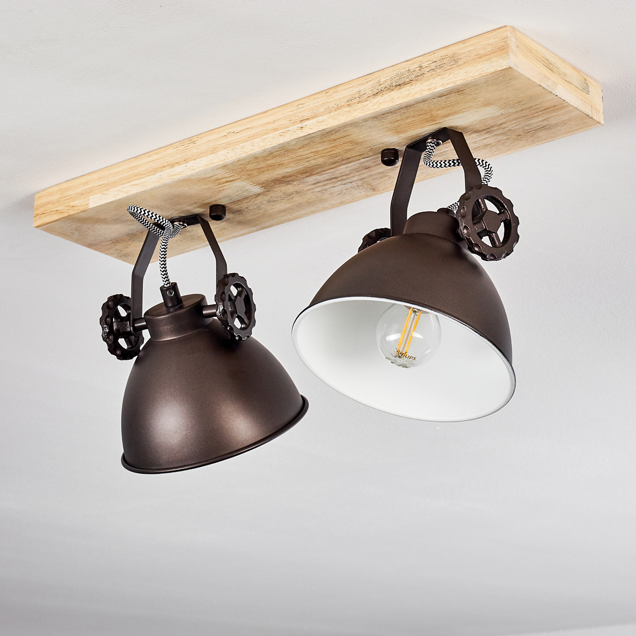 Deckenleuchte mit Holzsockel, zwei braunen Lampenschirmen und Dekorrädern.