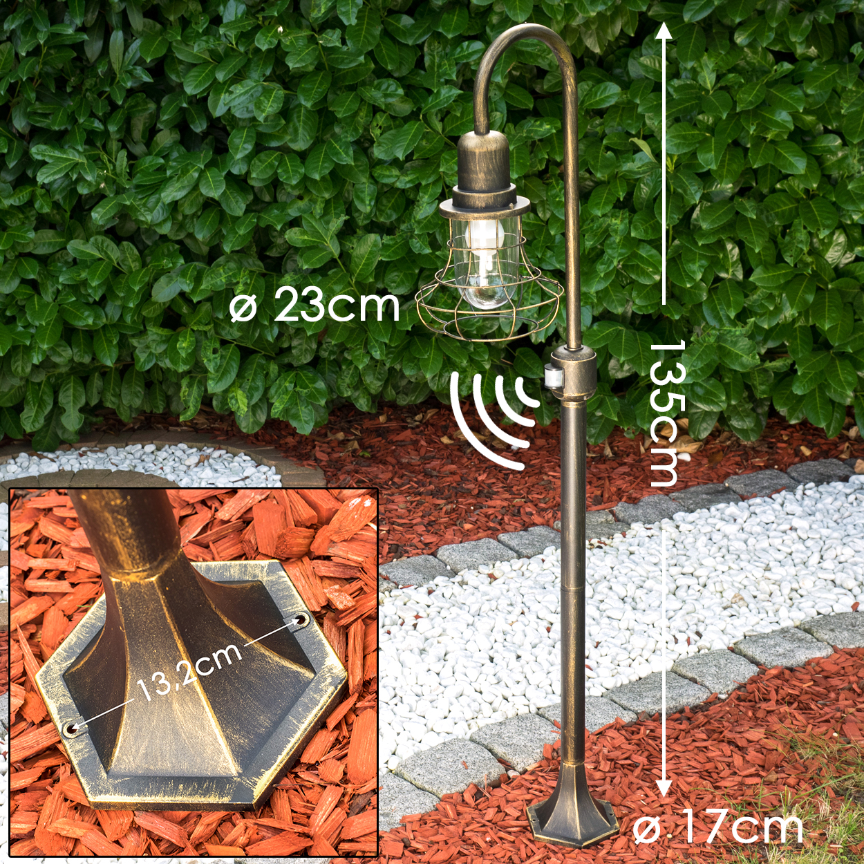 Bronzene Lampe mit Gitter und Bewegungssensor im Garten.