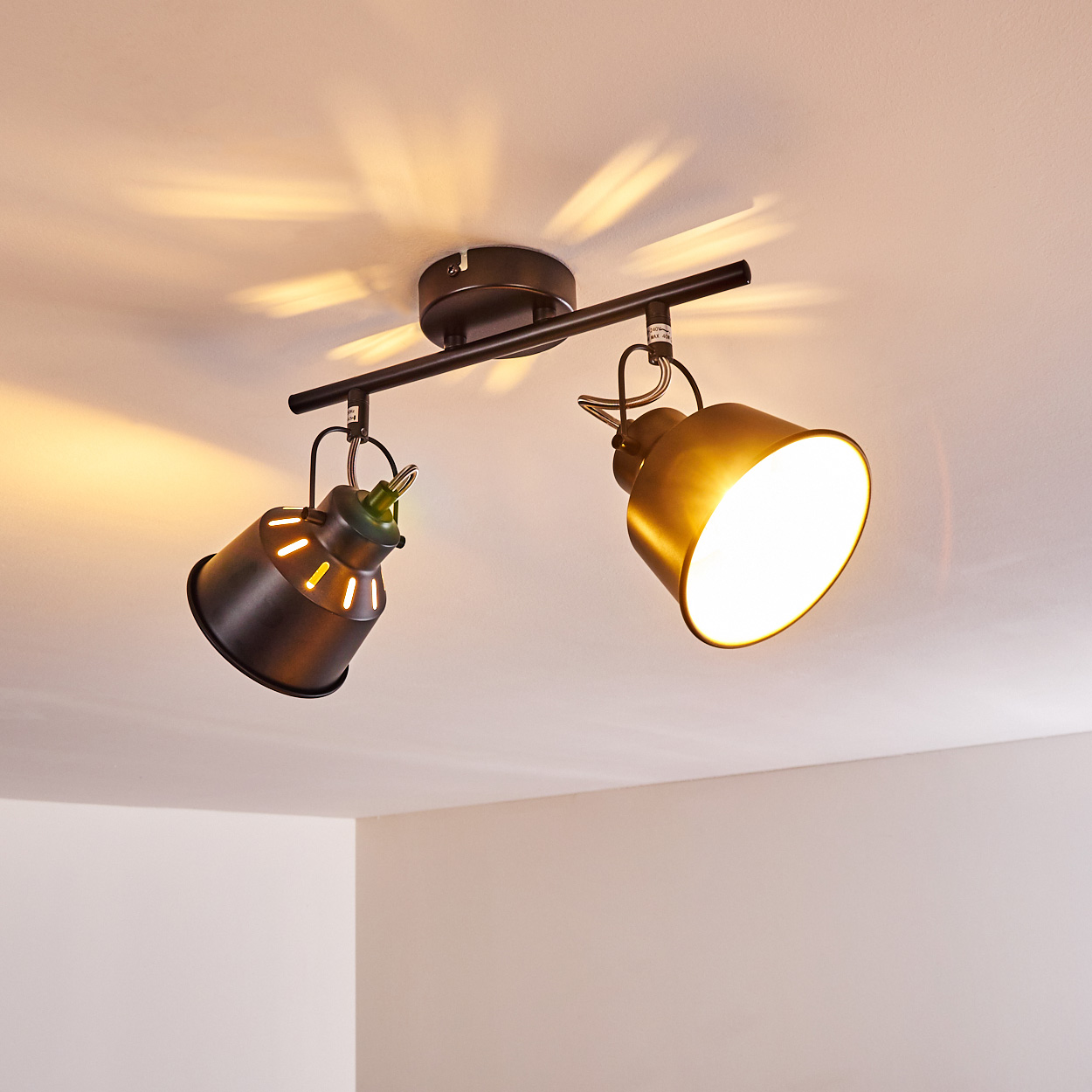 Zwei gerichtete Lampen an einer Schiene an der Decke.