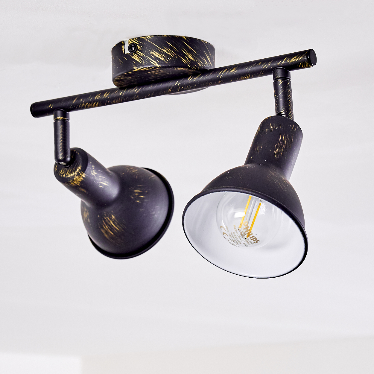 Zwei schwarze Lampenschirme mit Goldakzenten an einer Deckenleuchte.