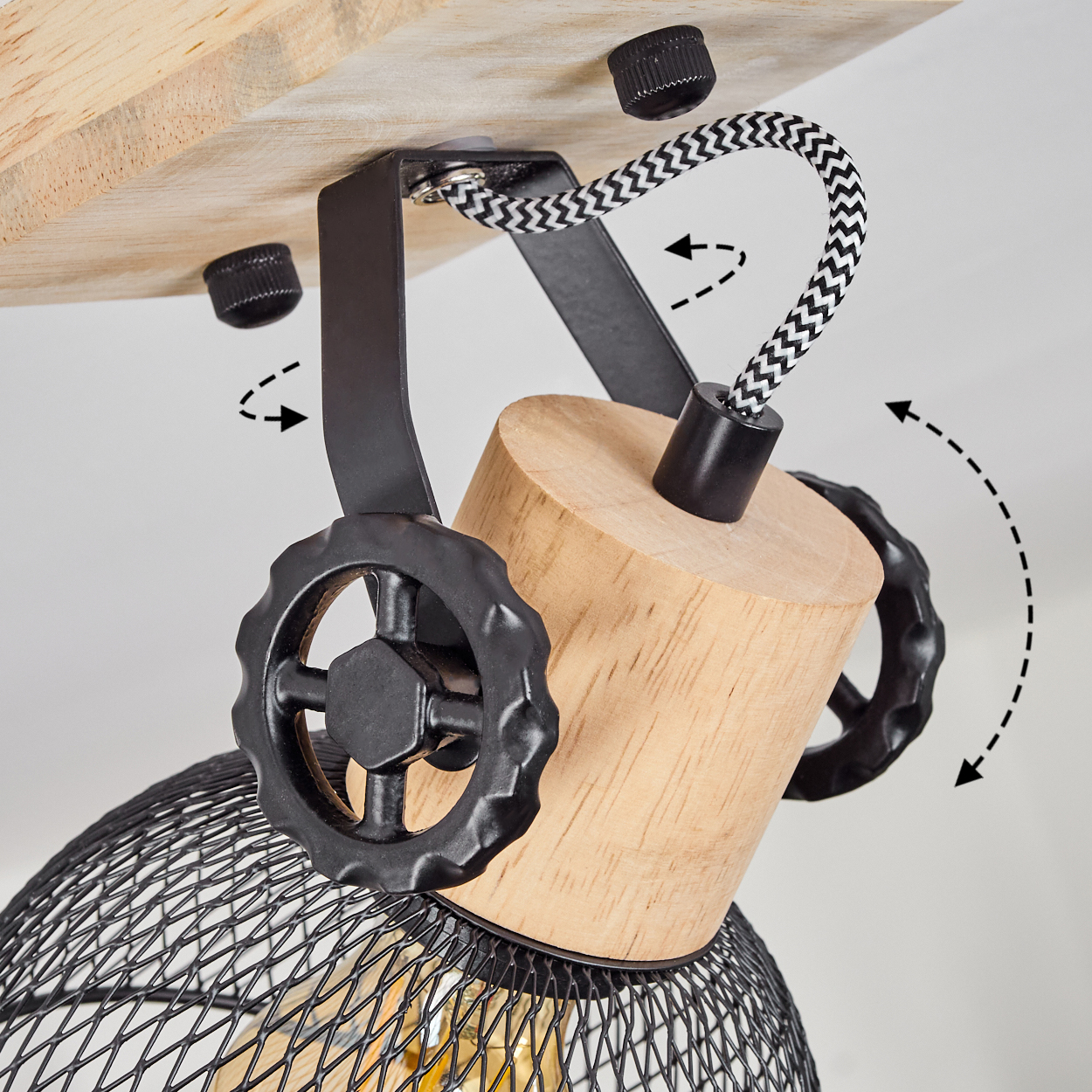 Holz- und Metallteile eines Lampenaufhängungssystems mit Rädern.
