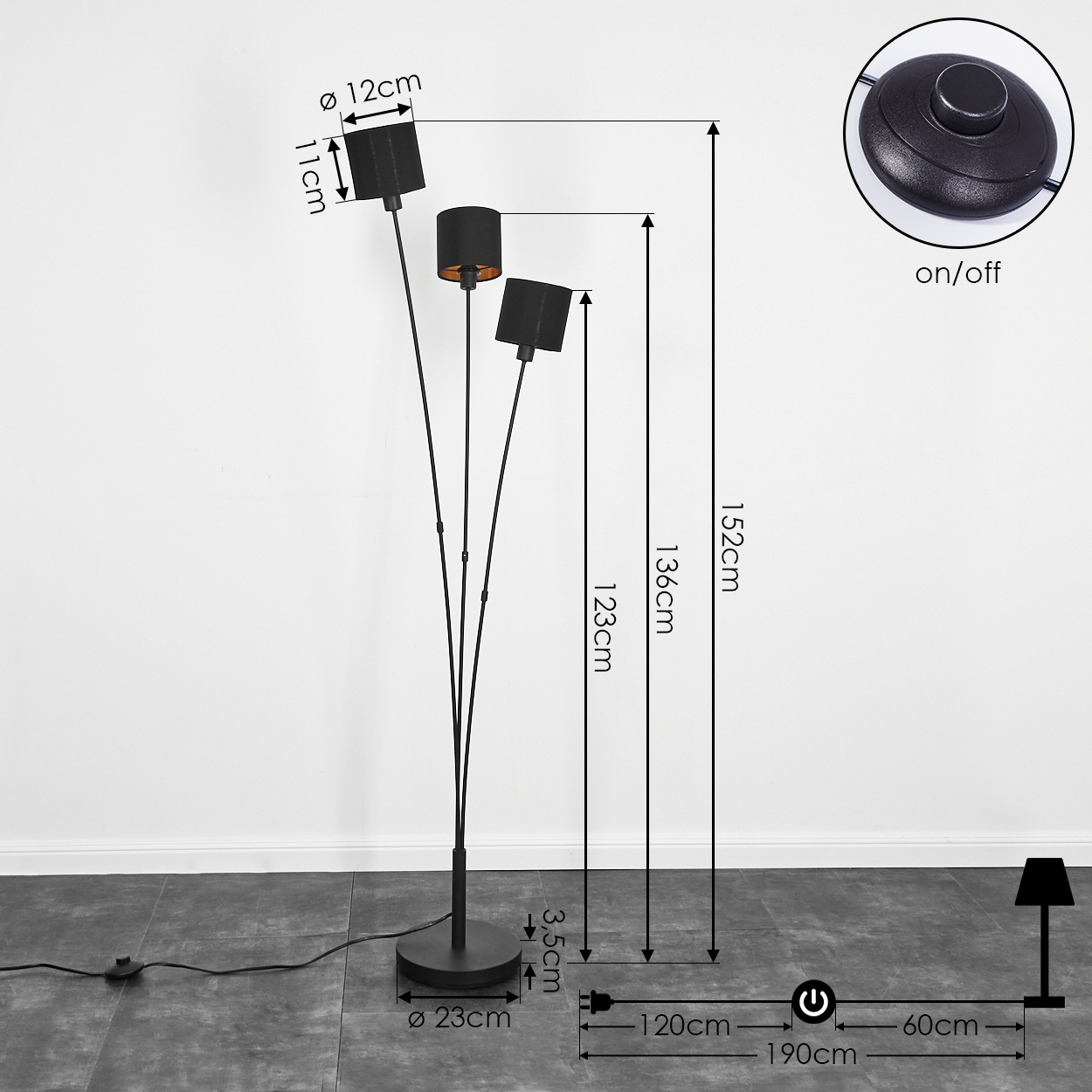 Schwarze Stehlampe mit drei verstellbaren Armen und Schirmen. Maße sind angegeben.