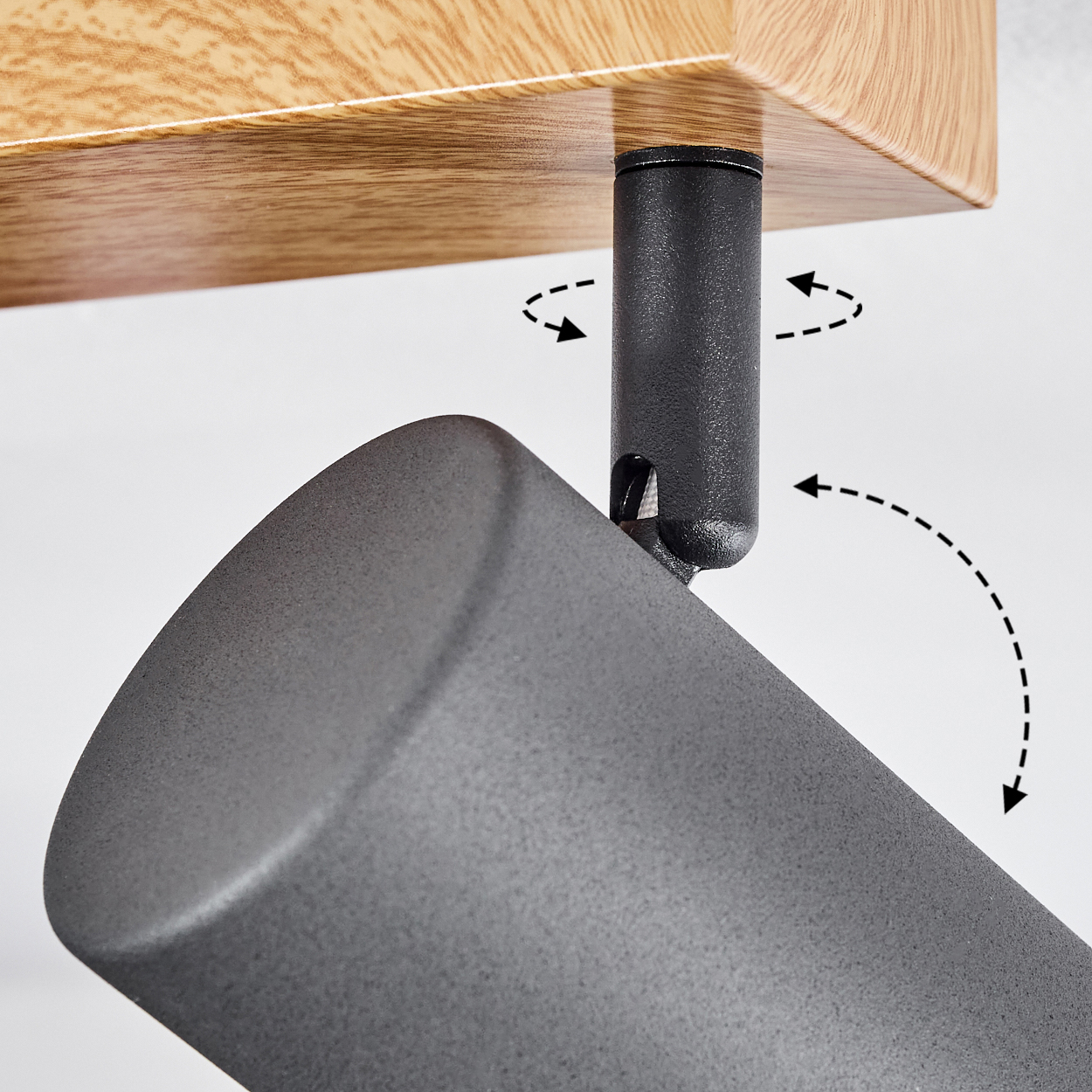 Grauer Lampenkopf schwenkt unter Holzdecke
