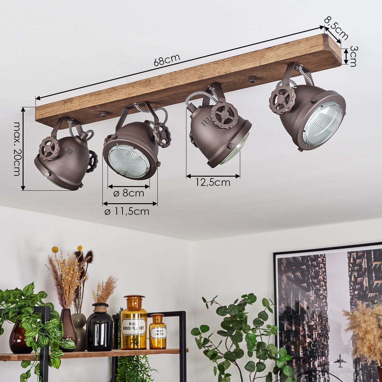 Braune Deckenleuchte mit vier Lampen auf einem Holzbalken.