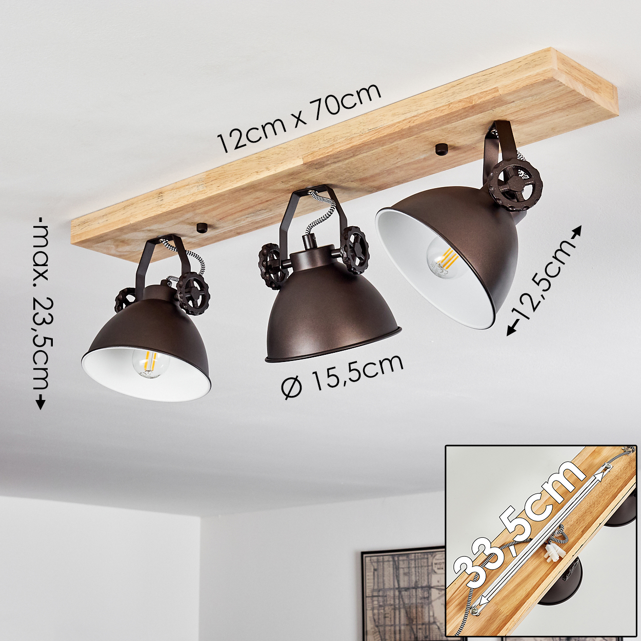 Deckenleuchte mit Holzsockel und drei braunen Metallschirmen.