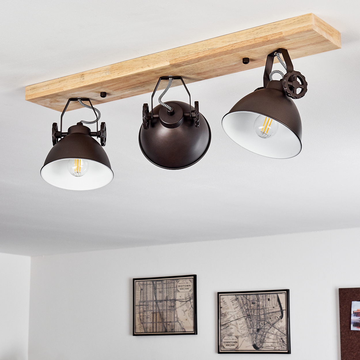 Drei braune Pendelleuchten mit Holzmontage und Glühbirnen.