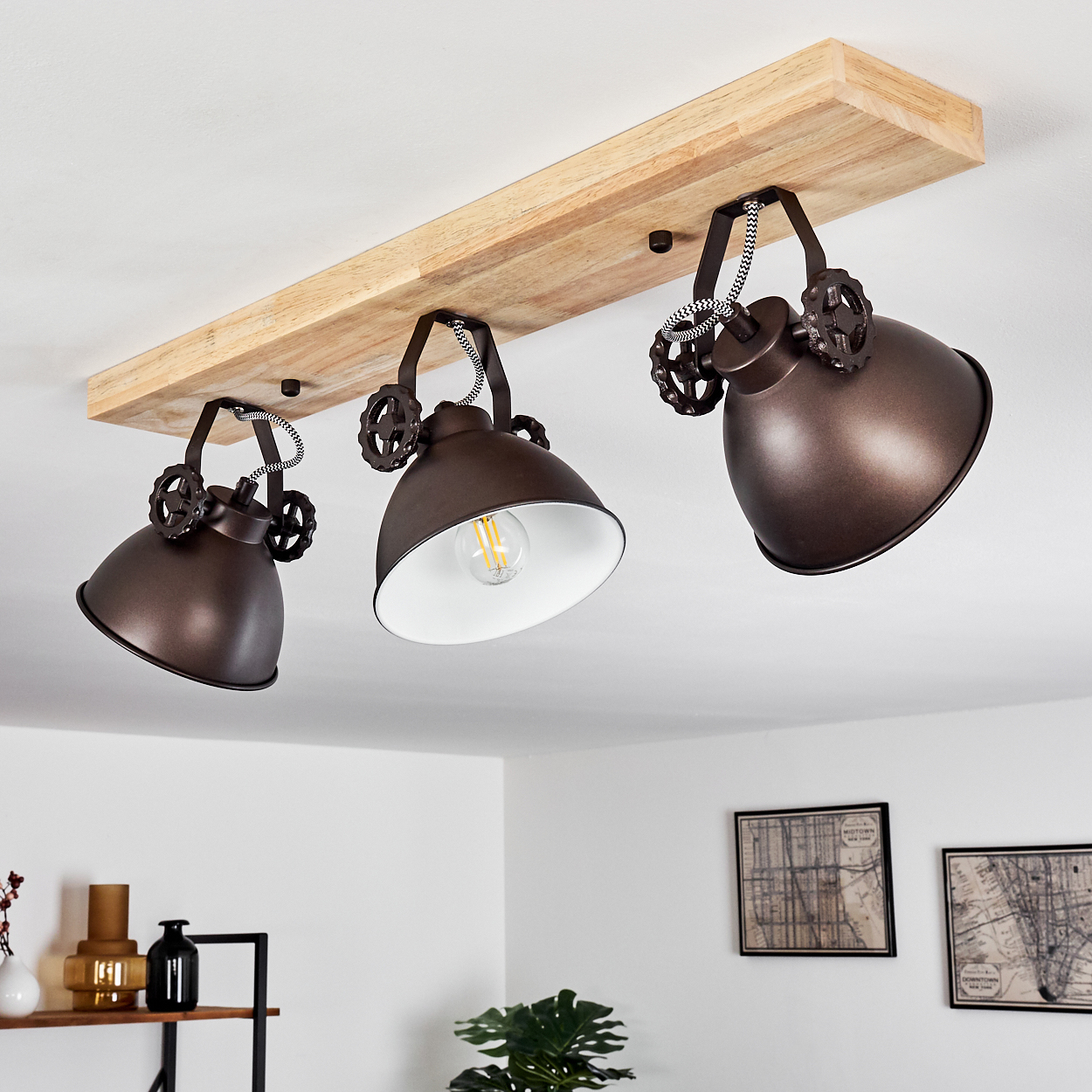 Dreiflammige Deckenleuchte aus Holz mit braunen Metallschirmen und Zahnraddetails.
