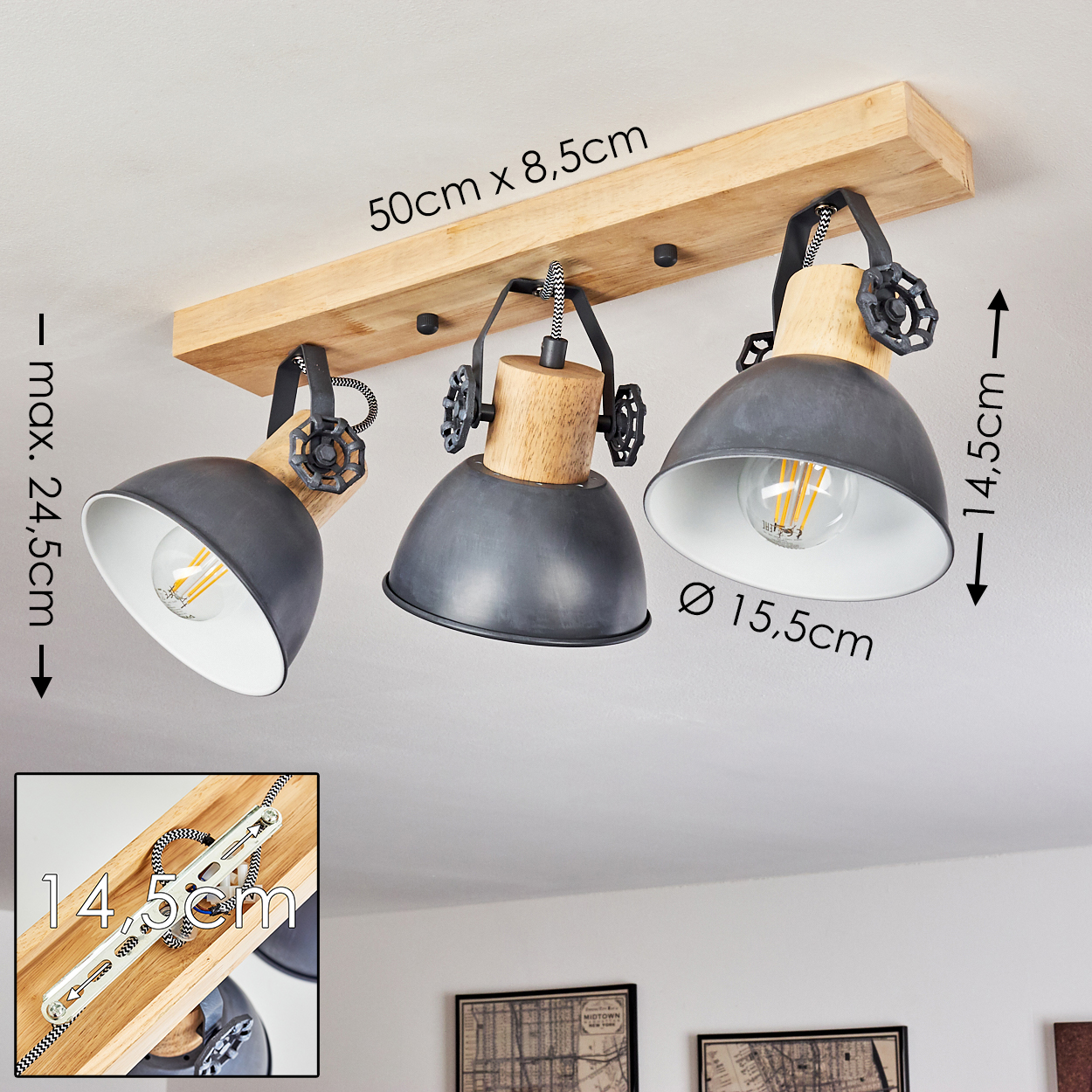Deckenleuchte mit Holzsockel und drei grauen Metallschirmen.