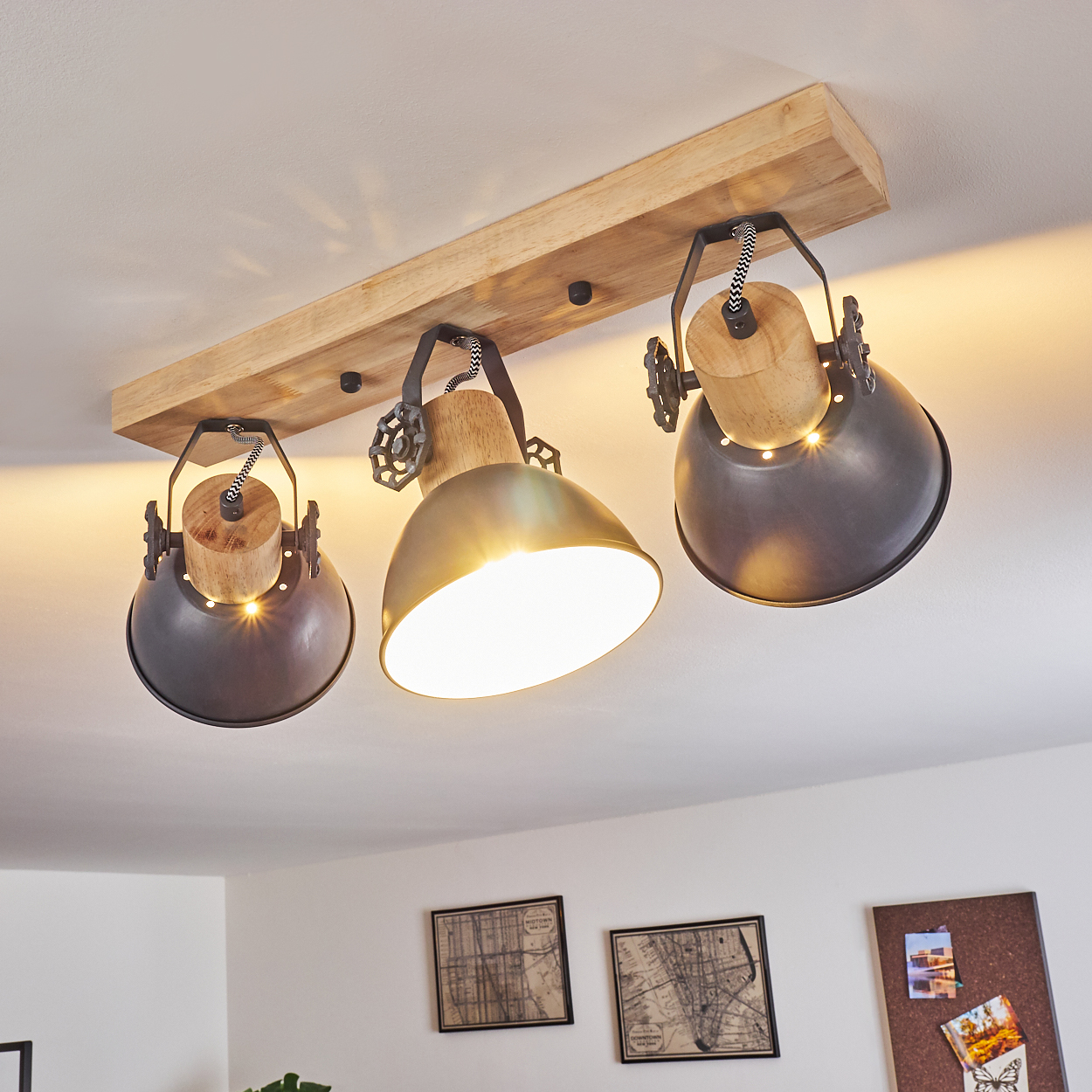 Deckenleuchte mit drei Lampenschirmen aus Metall und Holz auf Holzbalken.