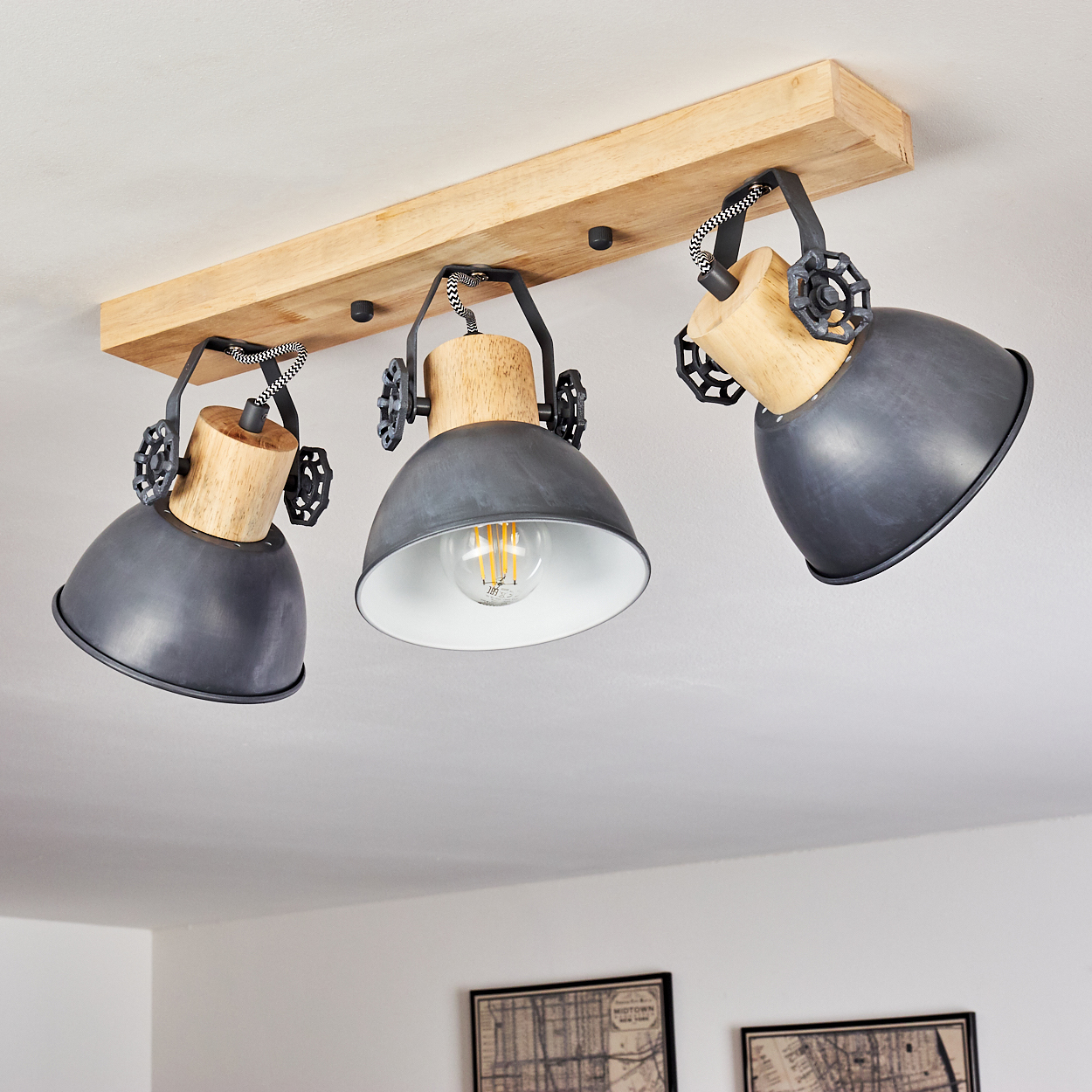 Deckenleuchte mit Holzsockel und drei grauen Metallschirmen mit Glühbirnen.