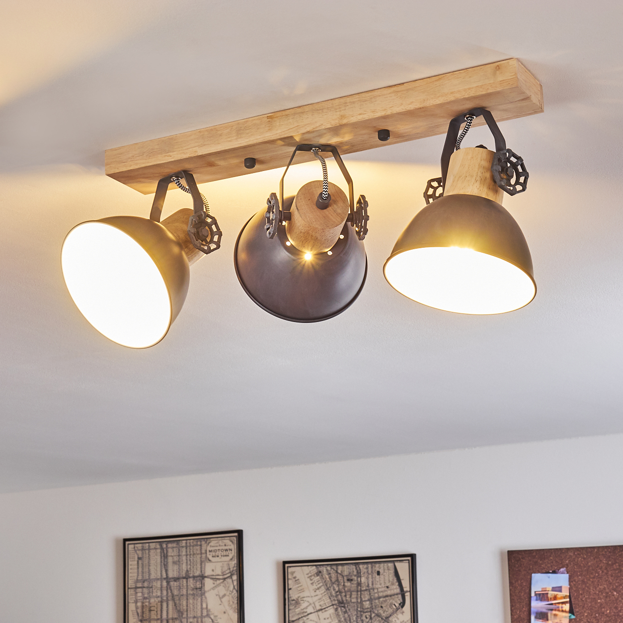 Deckenleuchte mit drei Lampenschirmen, Holz und Metall.