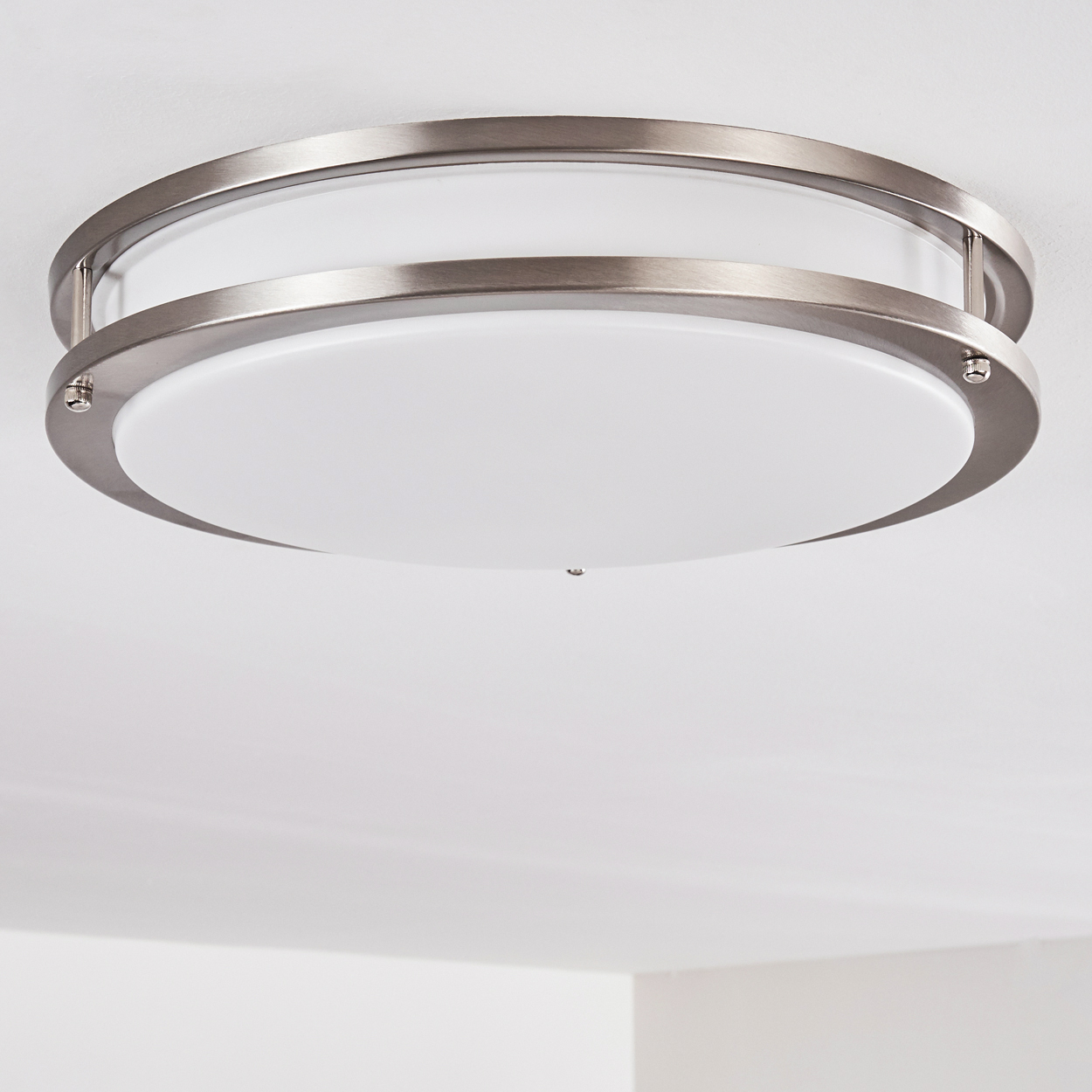 Eine Deckenleuchte mit satiniertem Glas und einem Metallrahmen.