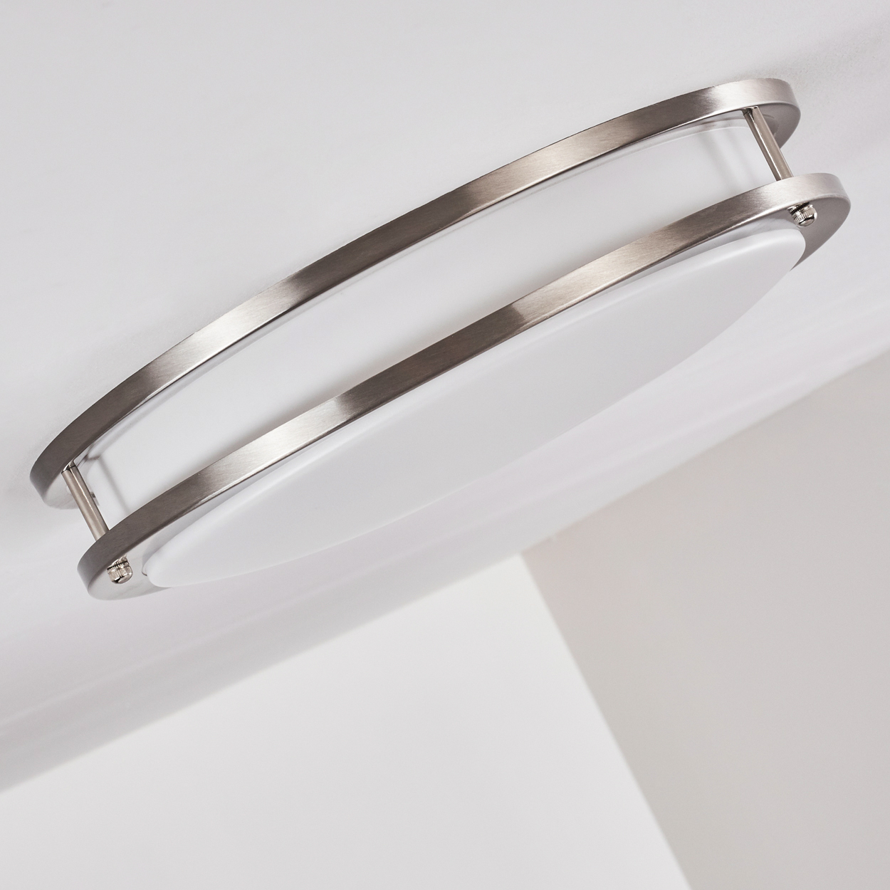 Eine moderne Deckenleuchte mit mattem Metallrahmen und weißem Diffusor.
