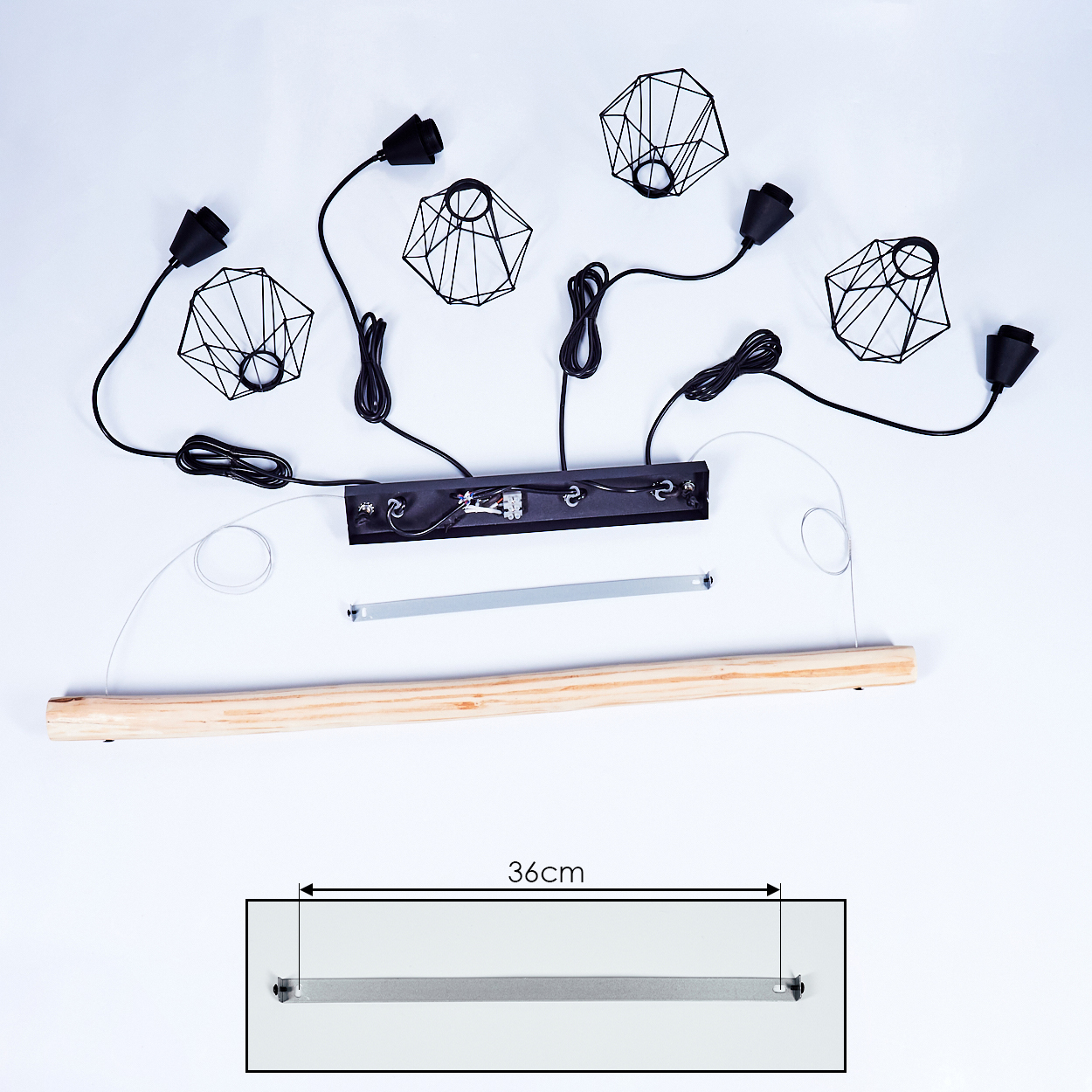 Kronleuchter-Teile: schwarzer Baldachin, Kabel, Lampenschirme, Holzstange und Metallstab.