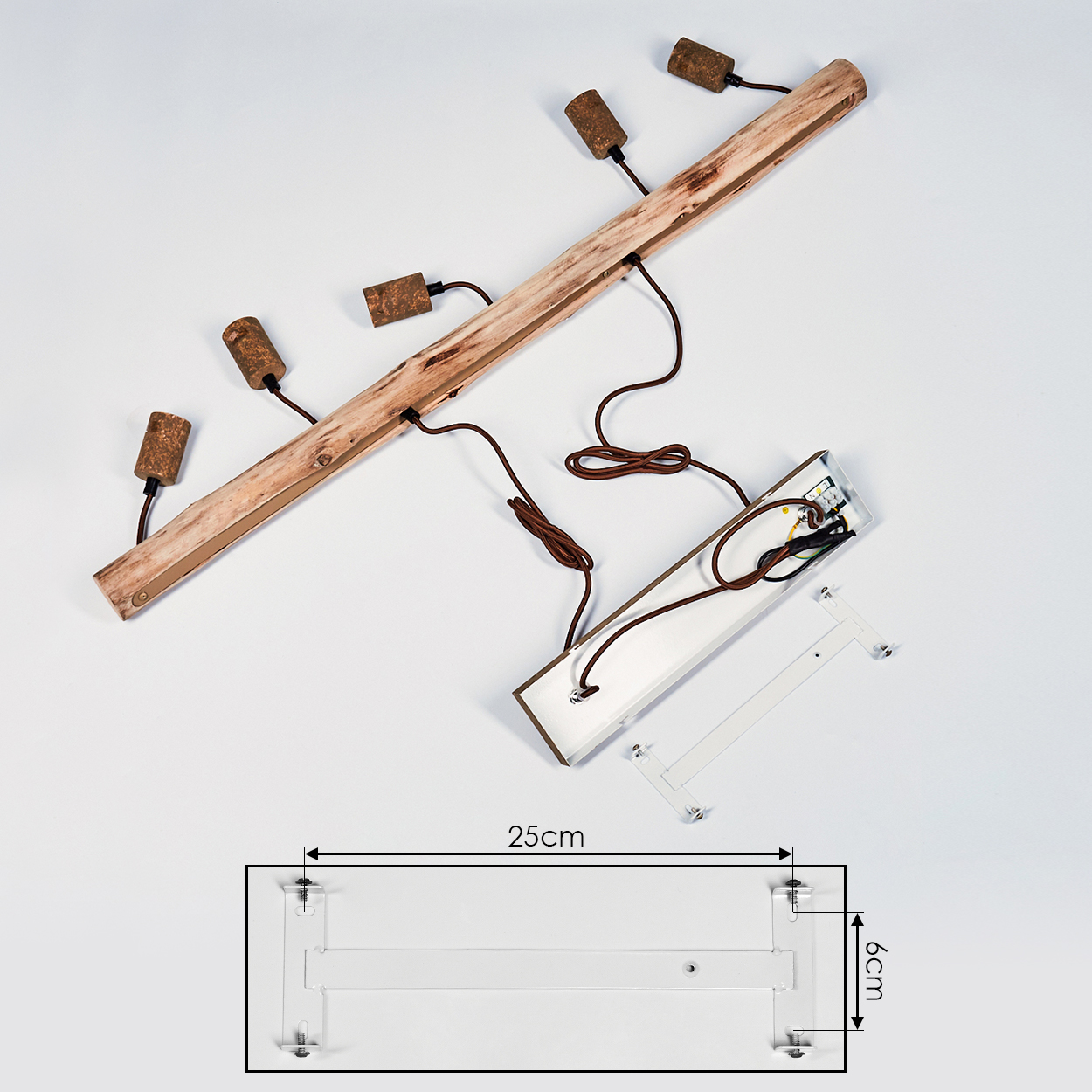 Ein rustikaler Holz-Kronleuchter mit fünf Lampenfassungen und Maßen.