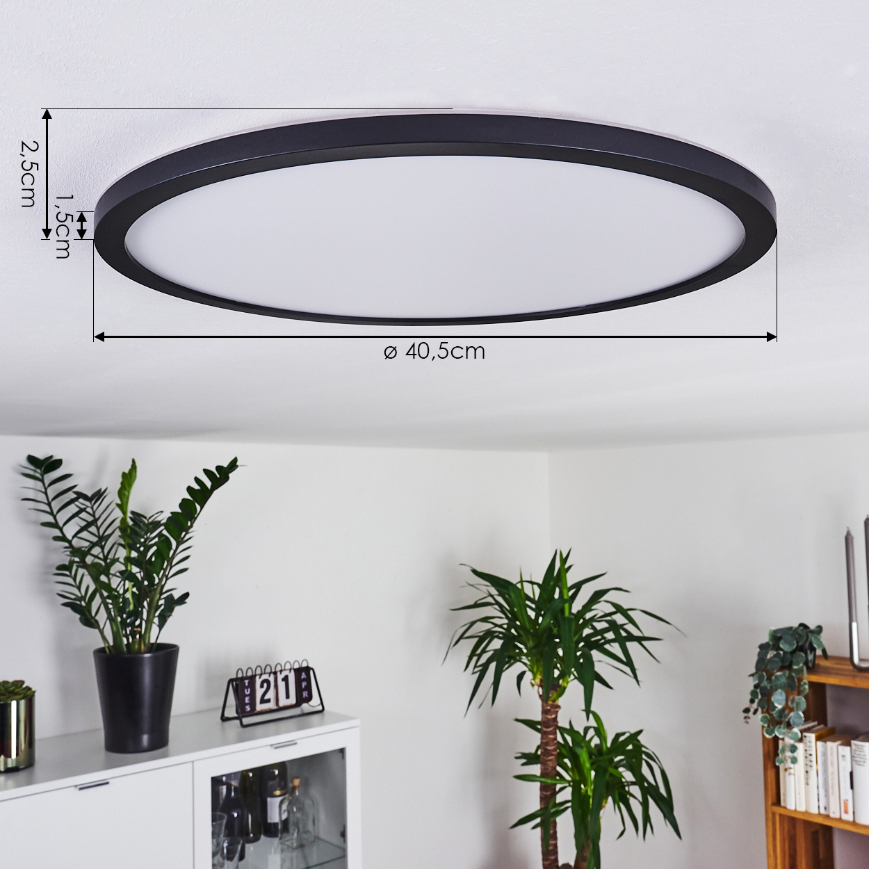 Schwarzer runder Deckenventilator mit Maßen D 40,5 cm, H 2,5 cm.