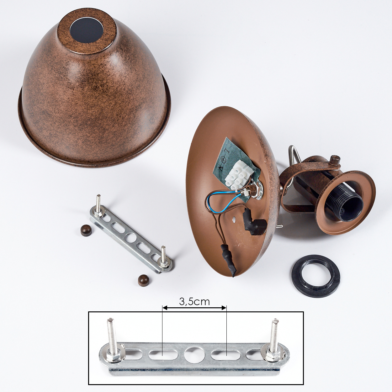 Teile einer braunen Lampe: Lampenschirm, Fassung, Montageplatte und Befestigungen.