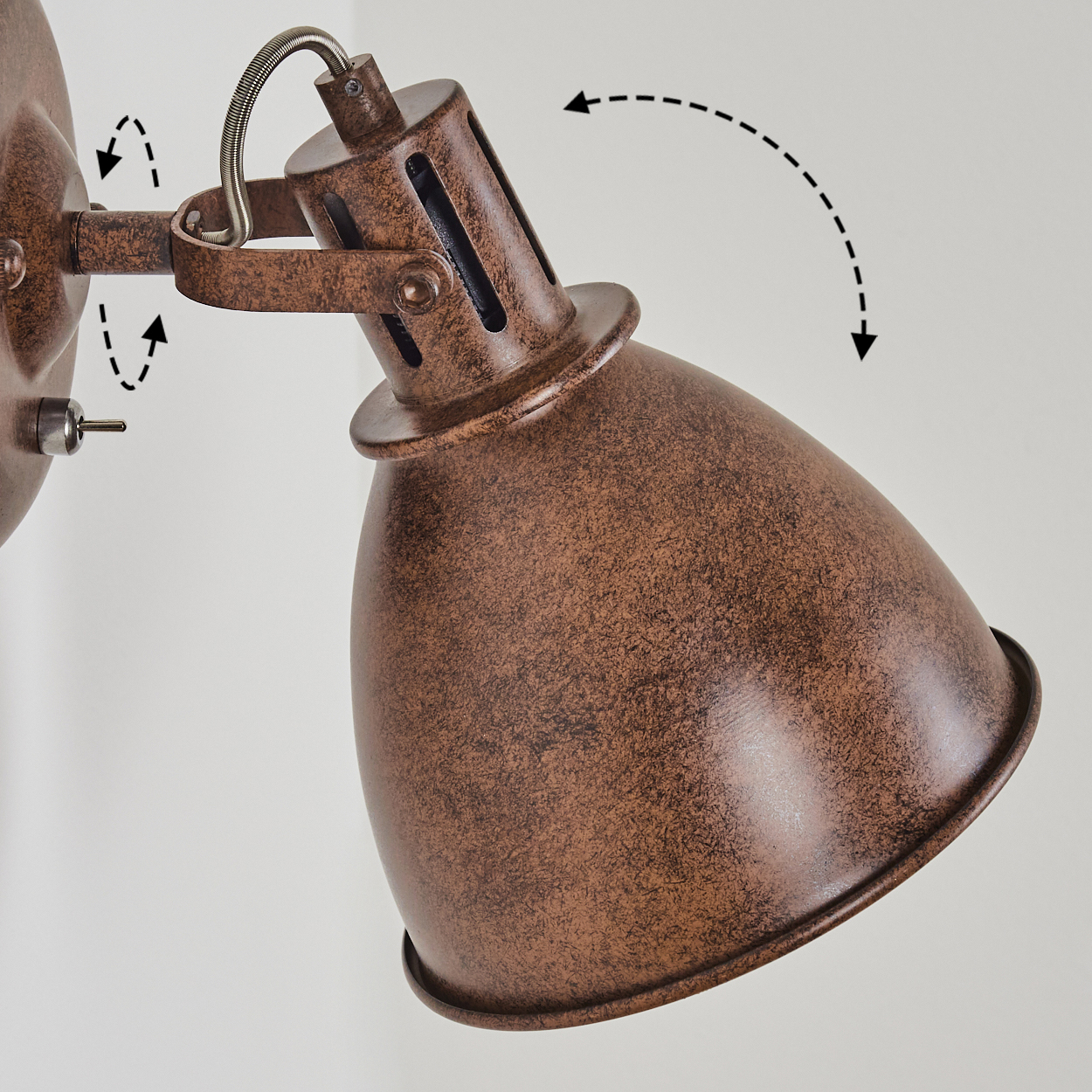 Braune Wandleuchte mit verstellbarem Arm und Lampenschirm.