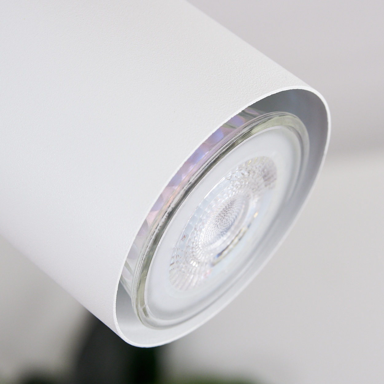 Nahaufnahme einer weißen Lampe mit LED-Licht und Glasabdeckung.