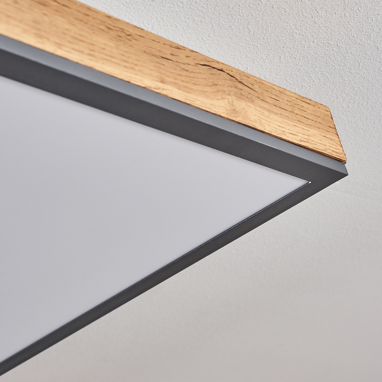 Deckenleuchte mit Holz- und Metallrahmen.