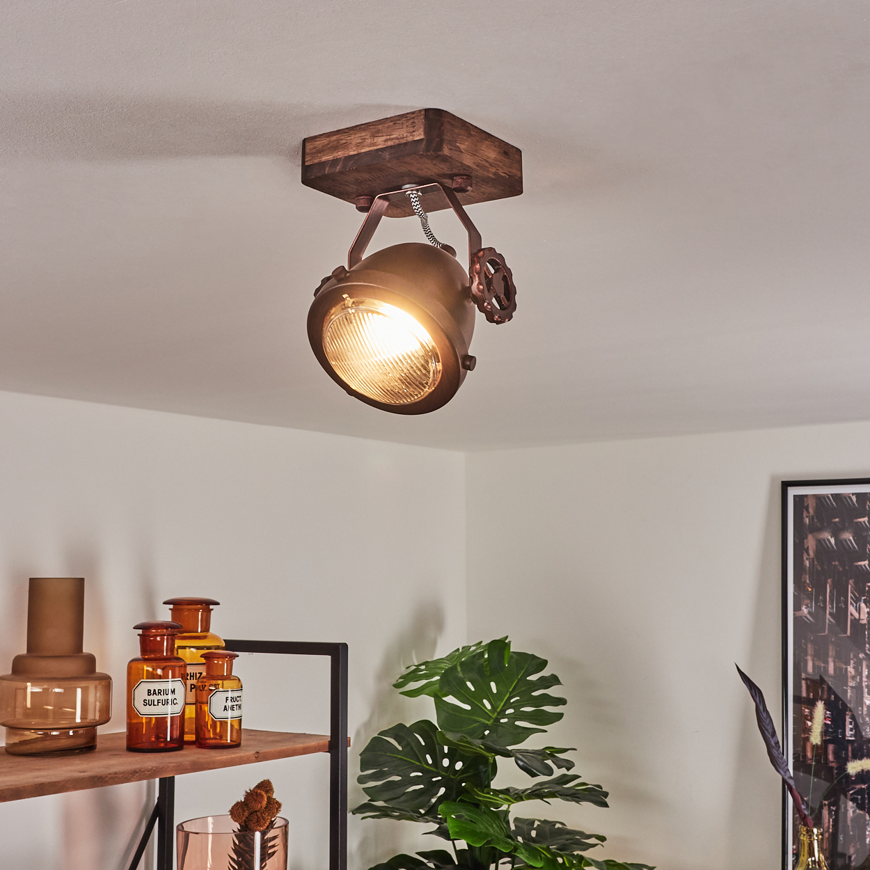 Ein Deckenstrahler im Vintage-Stil mit Holzsockel und verstellbarem Lampenschirm.