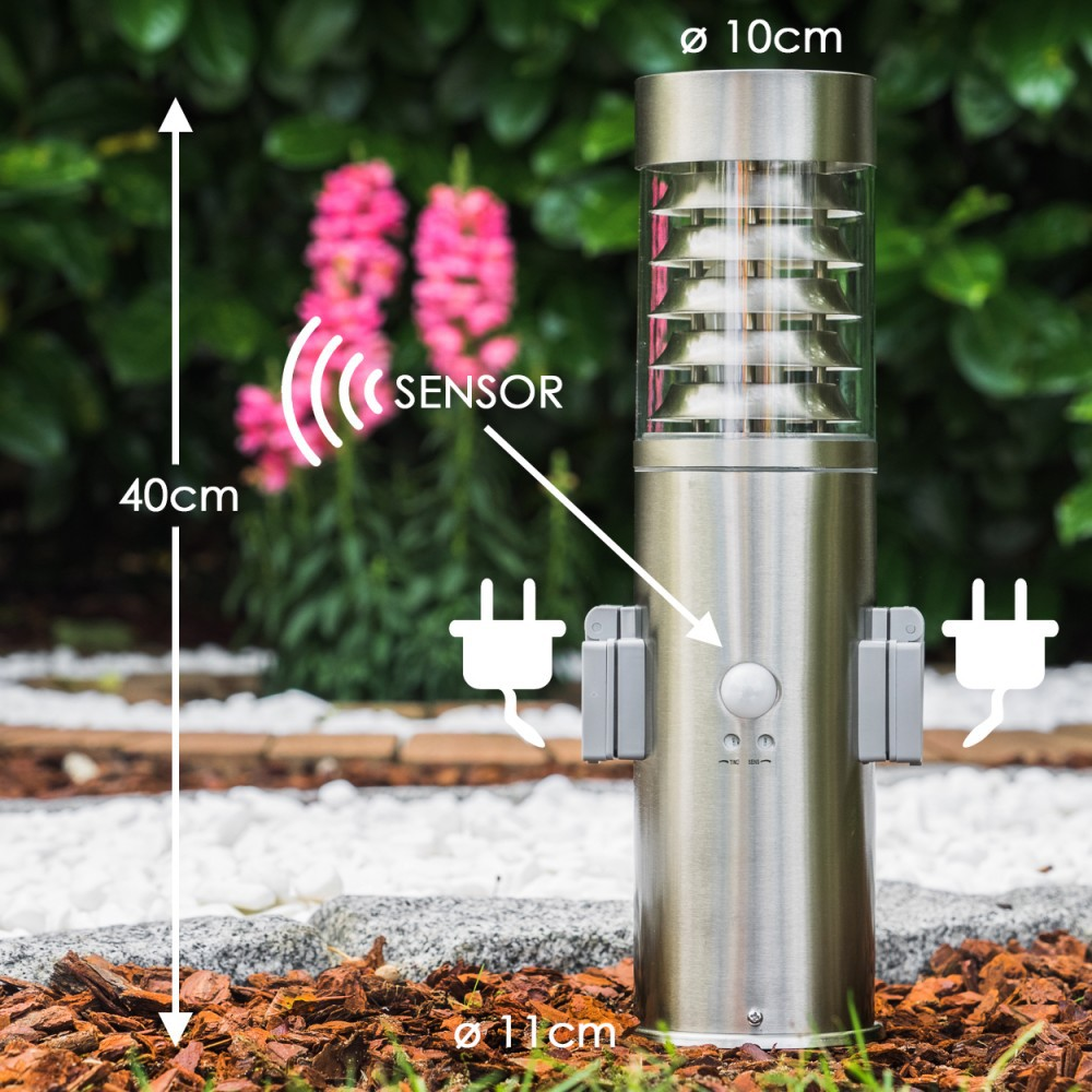 Silberne Außenleuchte mit Sensor, 40cm hoch, 10cm Durchmesser, bei rosa Blumen.
