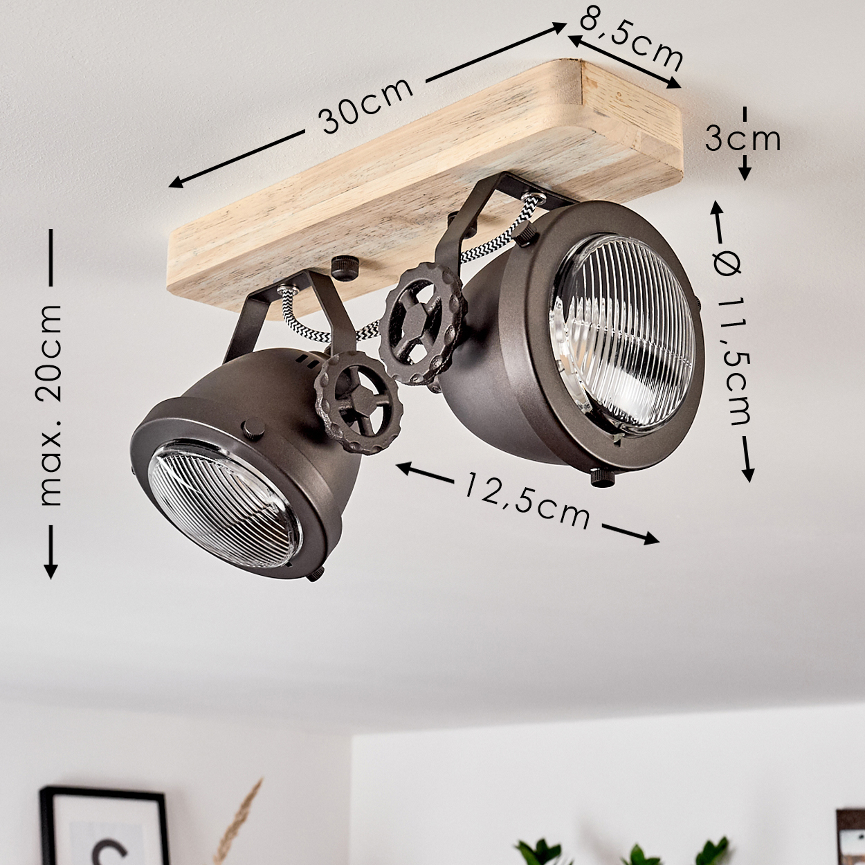 Deckenleuchte mit Holzsockel und zwei dunklen Metallstrahlern, Maße sind angegeben.