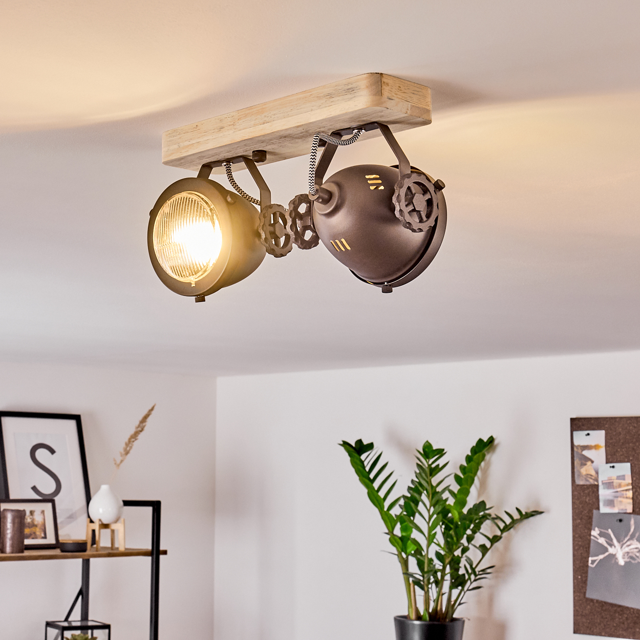 Ein Deckenstrahler mit zwei Lampen, Montiert auf einem Holzbrett, mit Zahnraddetails.