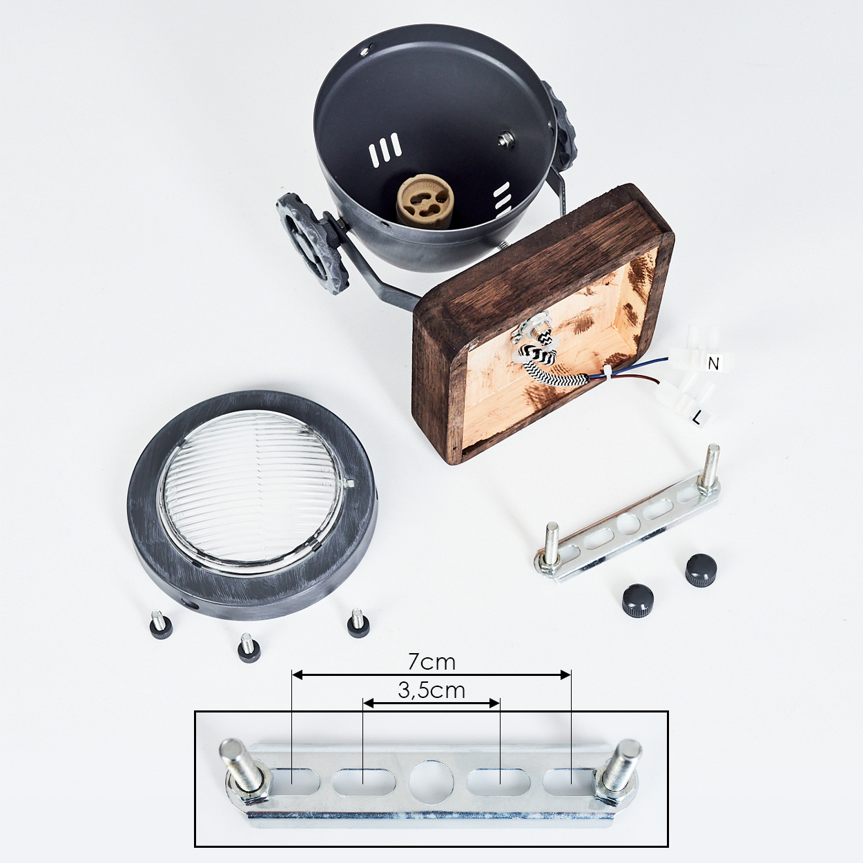 Teile einer Lampe: Metallgehäuse, Holzsockel, Glasabdeckung, Schrauben, Halterung.