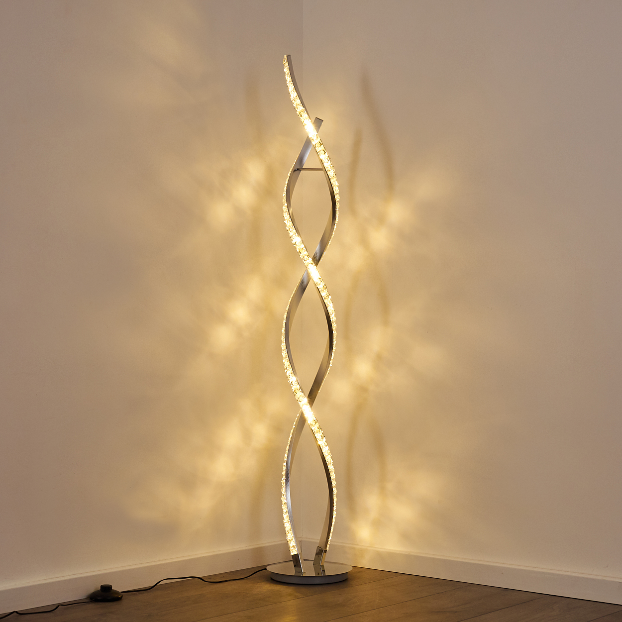 Eine moderne Stehlampe mit spiralförmigem Design und Kristallakzenten.