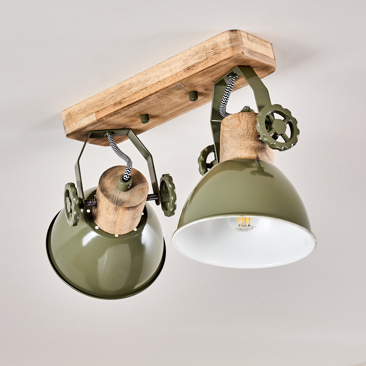 Holzdeckenleuchte mit zwei grünen Lampenschirmen und verstellbaren Rädern.